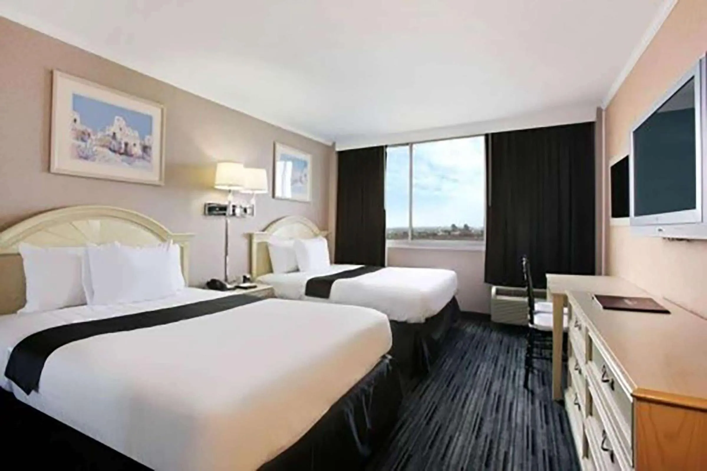 Photo of the whole room, Bed in Meadowlands View Hotel
