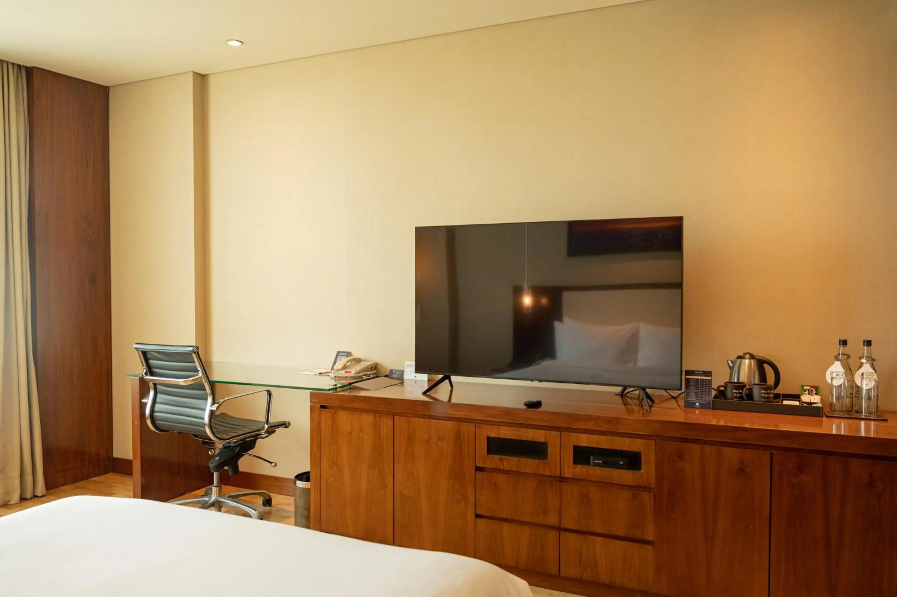 TV and multimedia, Bed in DoubleTree by Hilton-Pune Chinchwad