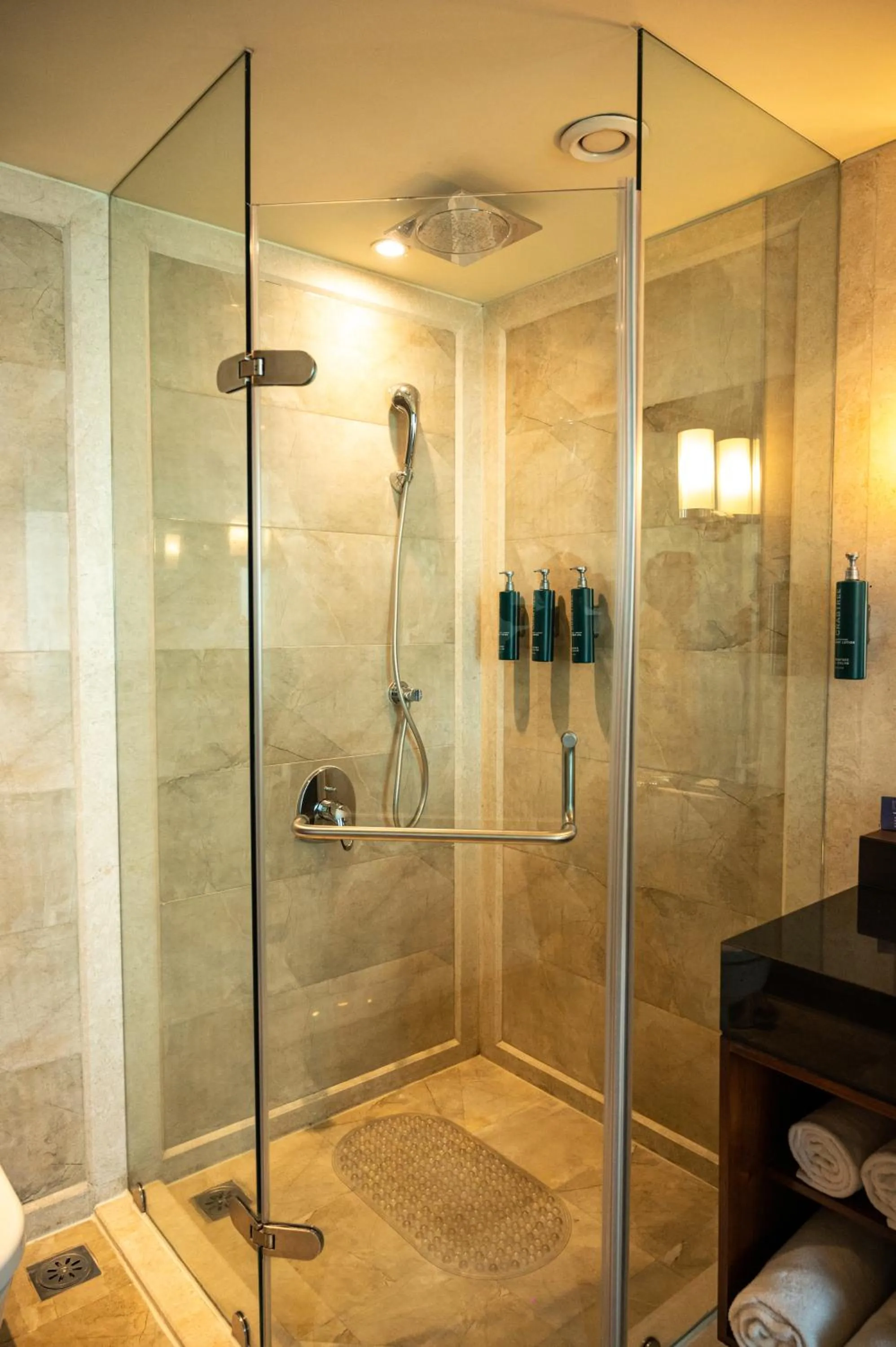 Shower in DoubleTree by Hilton-Pune Chinchwad