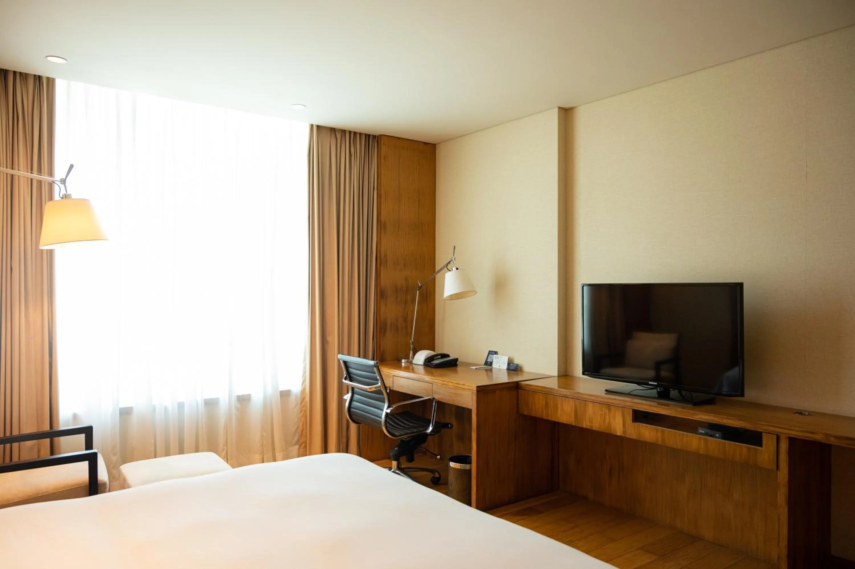 TV and multimedia, Bed in DoubleTree by Hilton-Pune Chinchwad