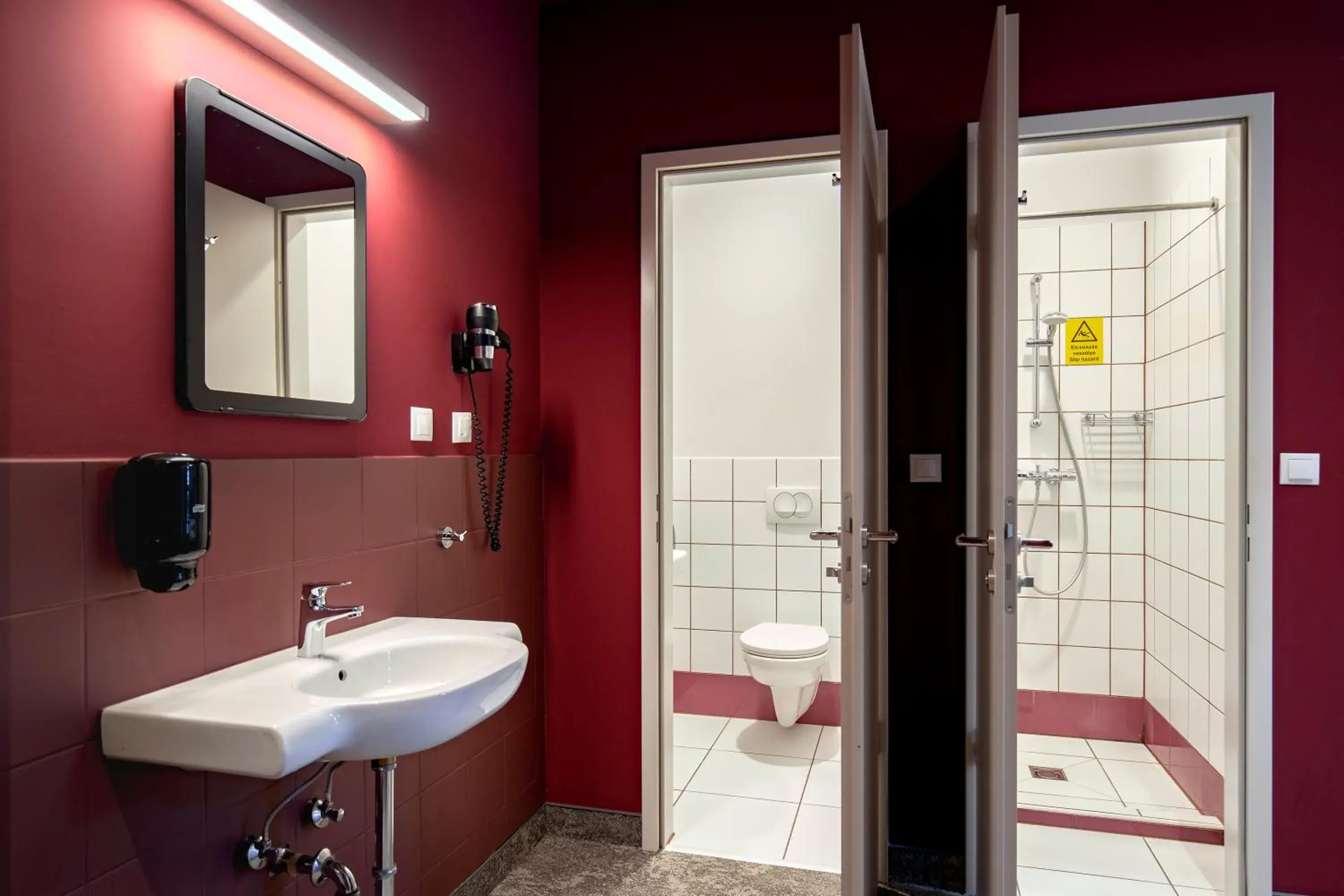 Triple Room with Private Bathroom in Maverick Athenaeum Triple Room with Private Bathroom in Maverick Athenaeum