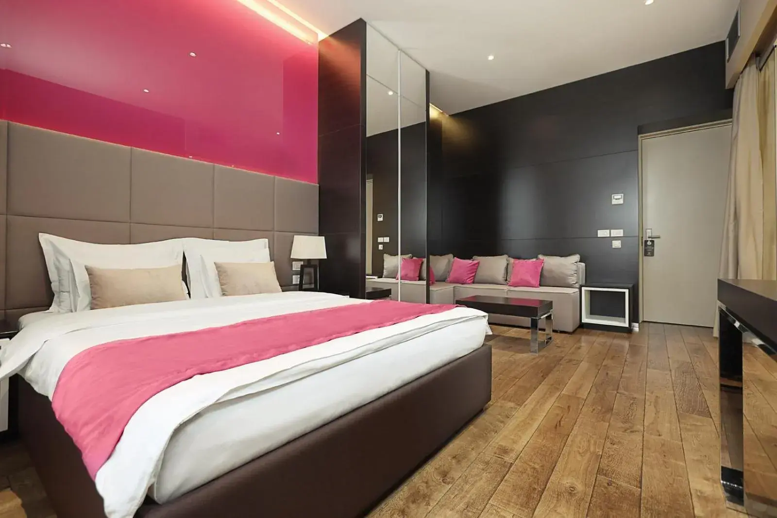 Deluxe Junior Suite in Maccani Black Luxury Suites Deluxe Junior Suite in Maccani Black Luxury Suites