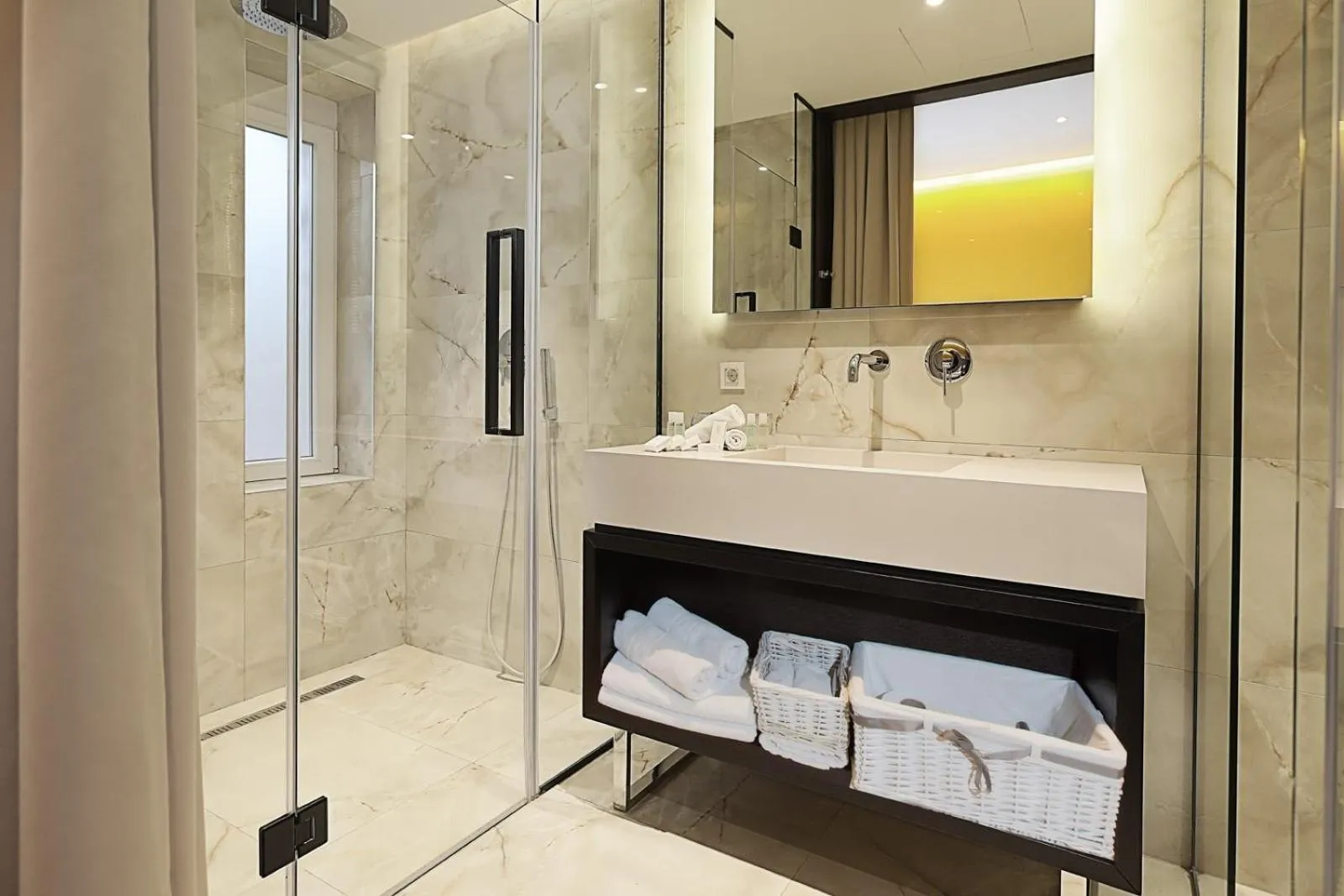 Bathroom, Bed in Maccani Black Luxury Suites