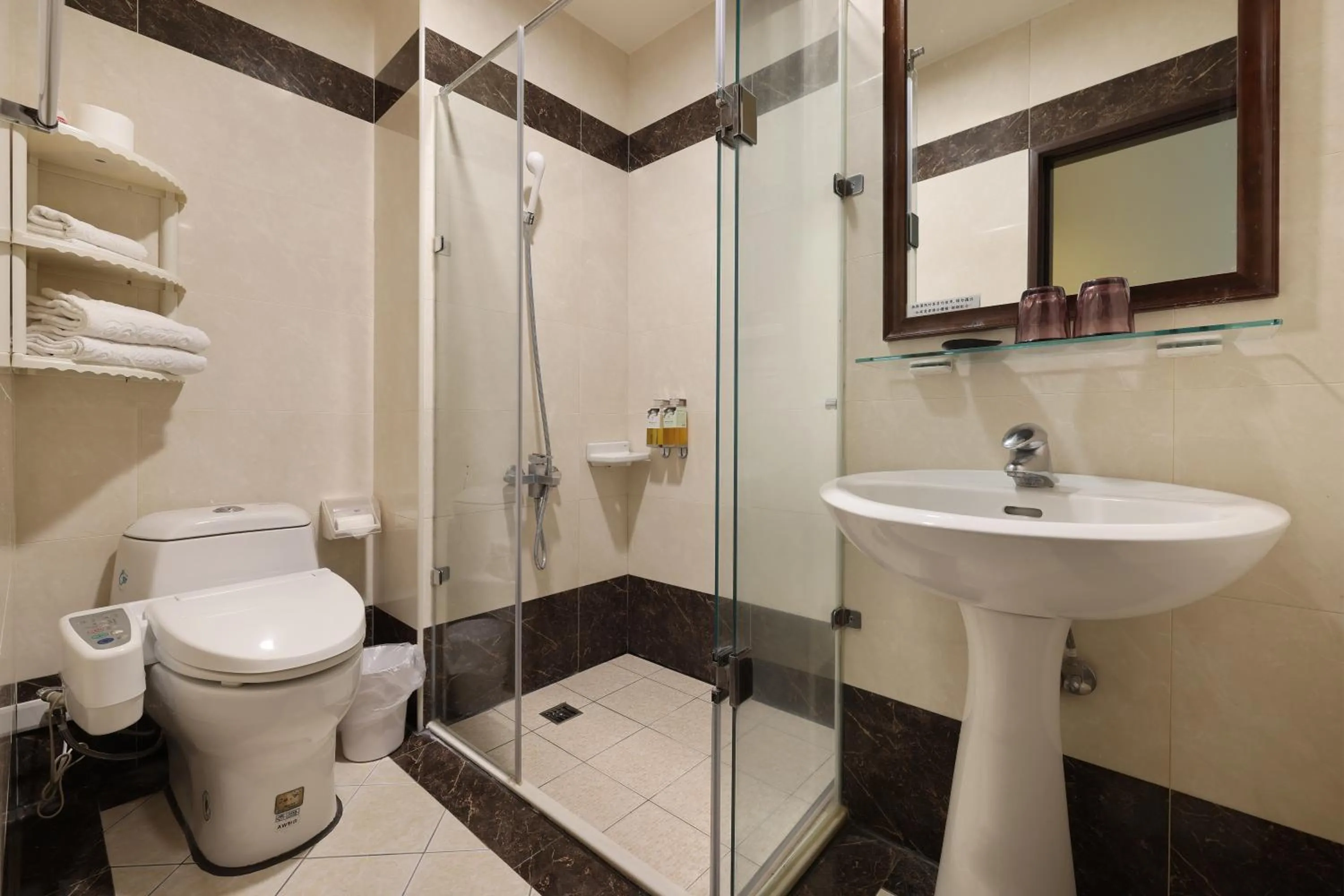 Shower in Shante Hotel Shitou