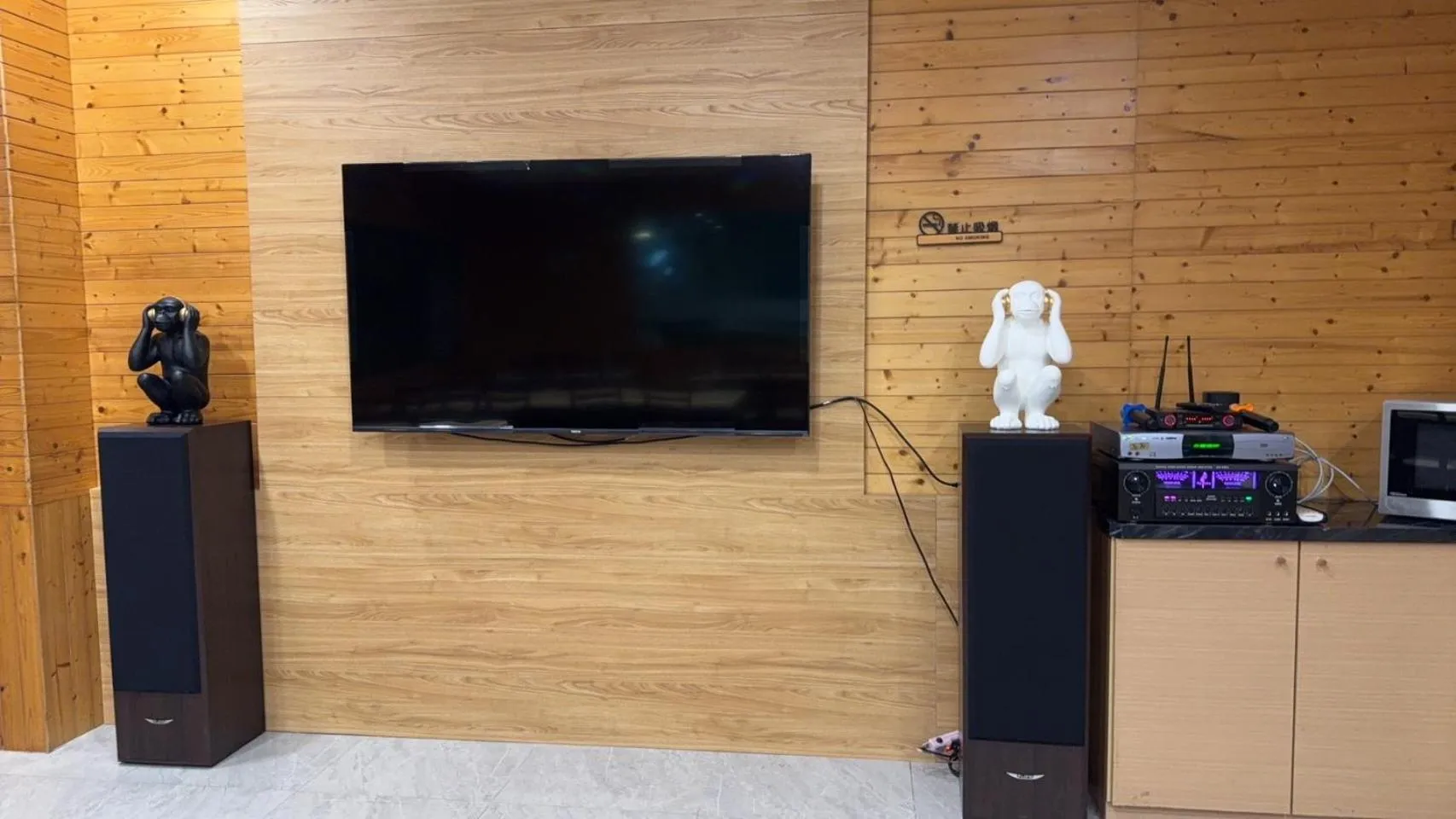 Karaoke in Etung Hotel