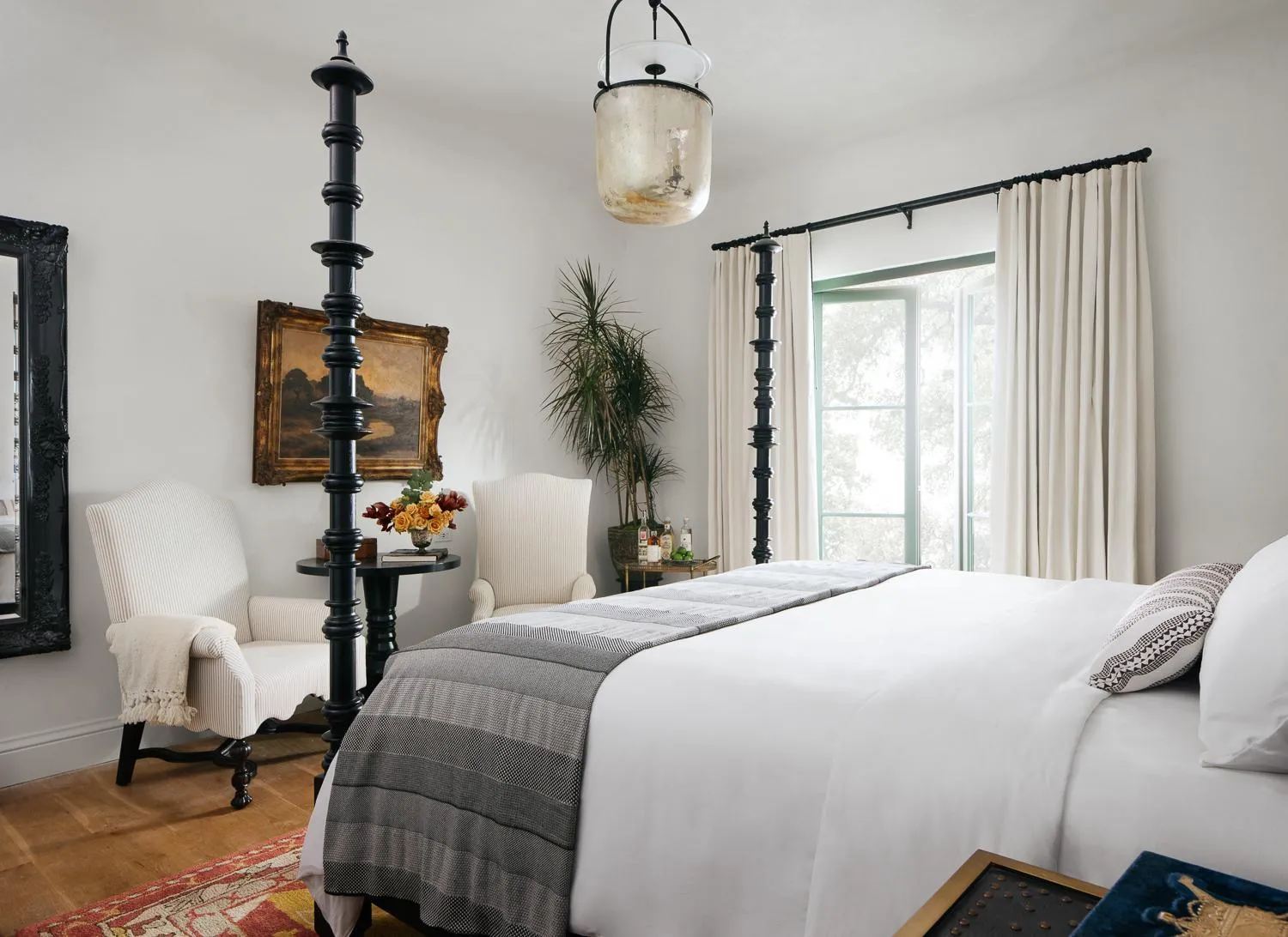 Bed in Commodore Perry Estate, Auberge Collection