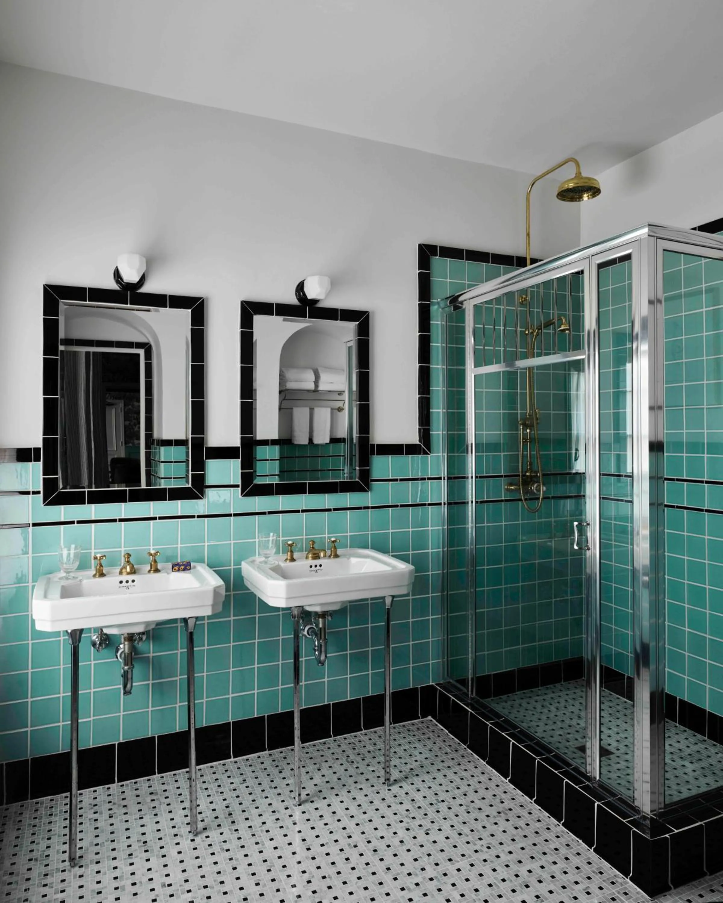 Shower in Commodore Perry Estate, Auberge Collection