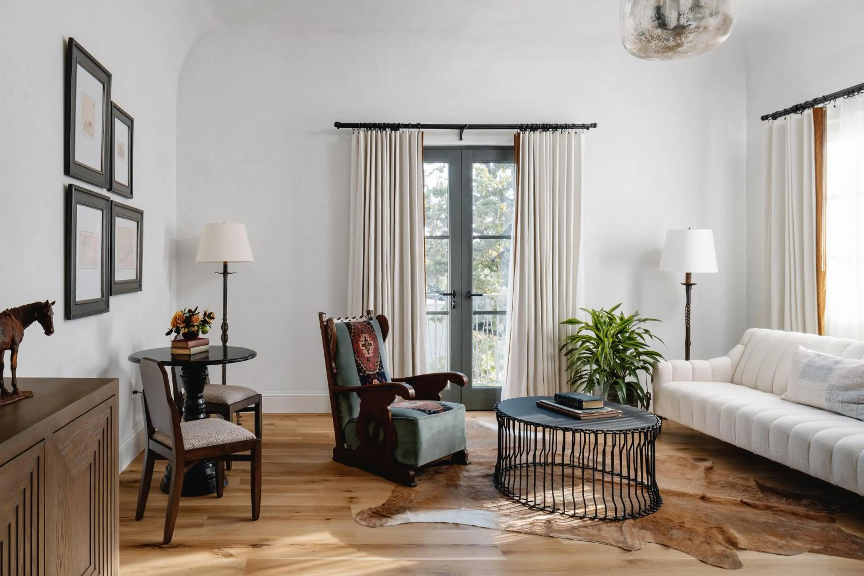 Bed in Commodore Perry Estate, Auberge Collection