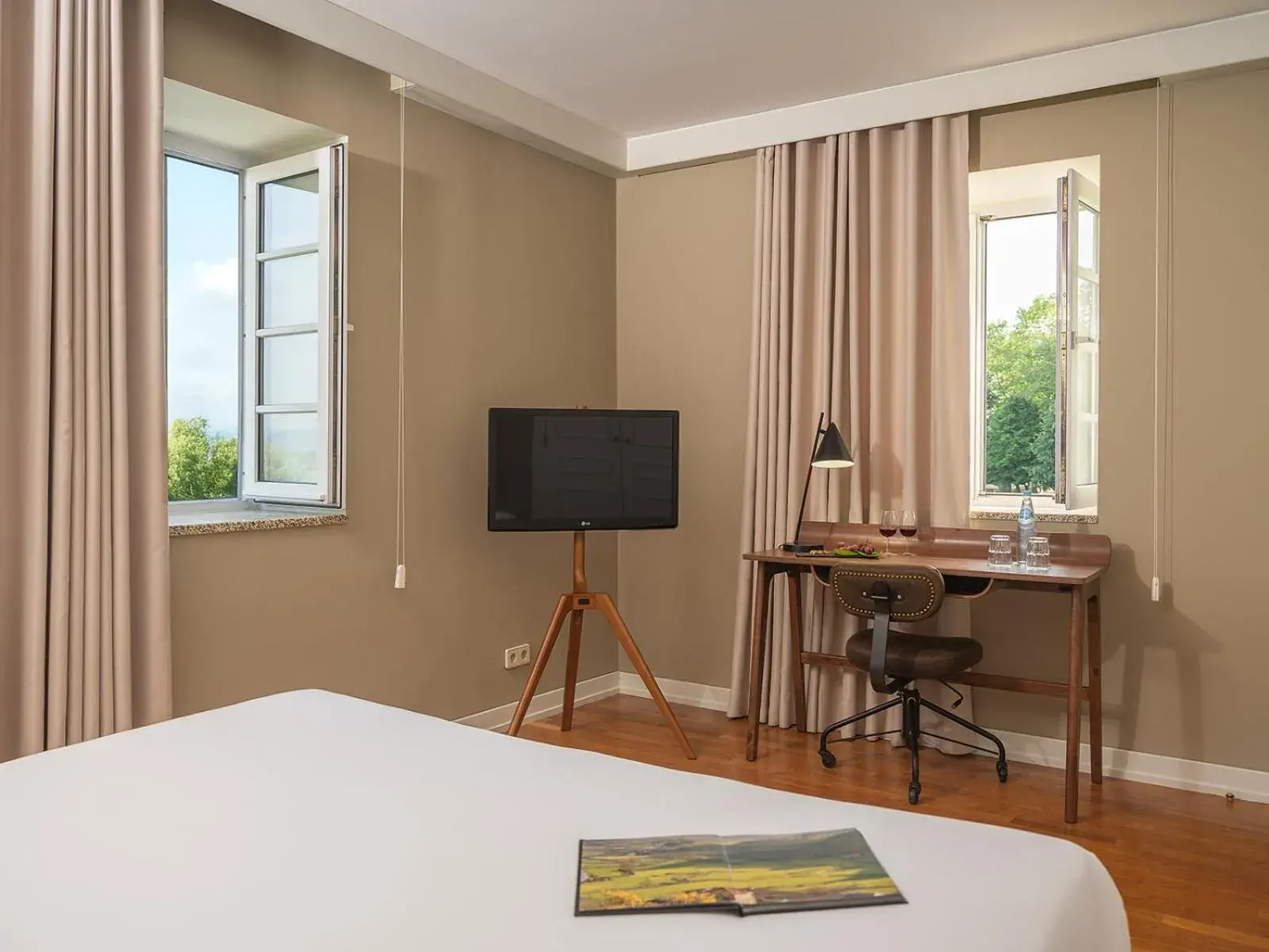 TV and multimedia, Bed in Forrester Essence Douro Hotel - by Unlock Hotels TV and multimedia, Bed in Forrester Essence Douro Hotel - by Unlock Hotels