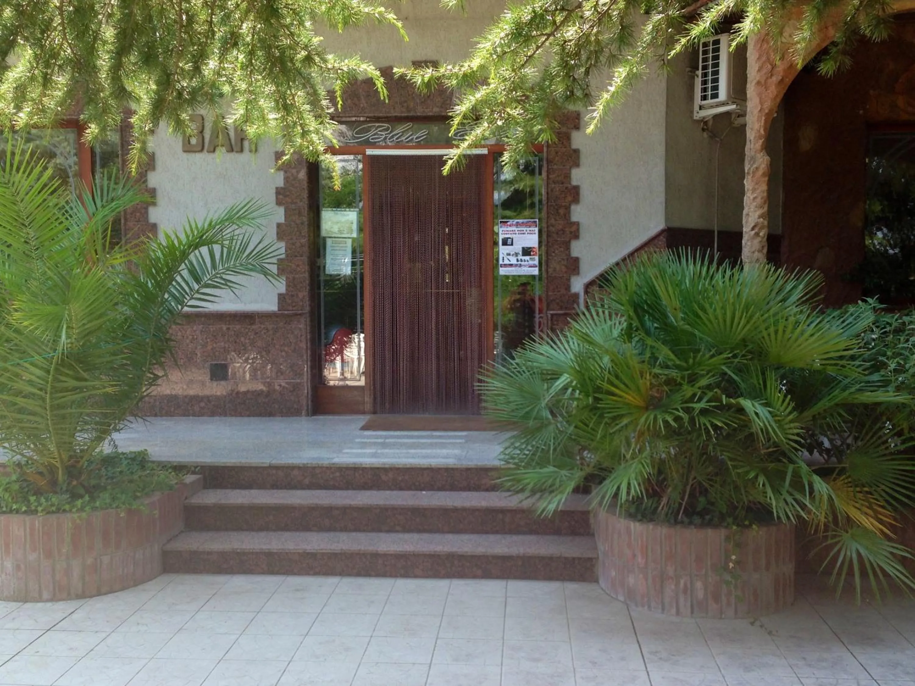 Facade/entrance in Hotel Del Lago