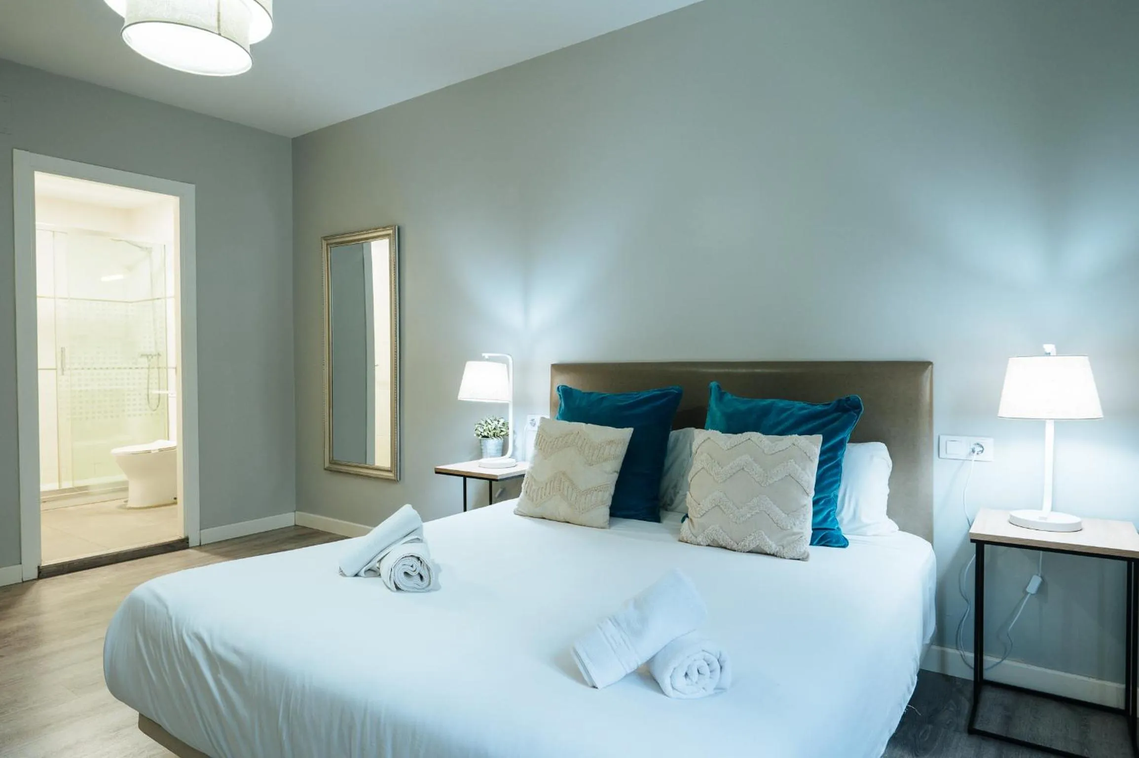 Bed in The Zentral Suites & Apartments