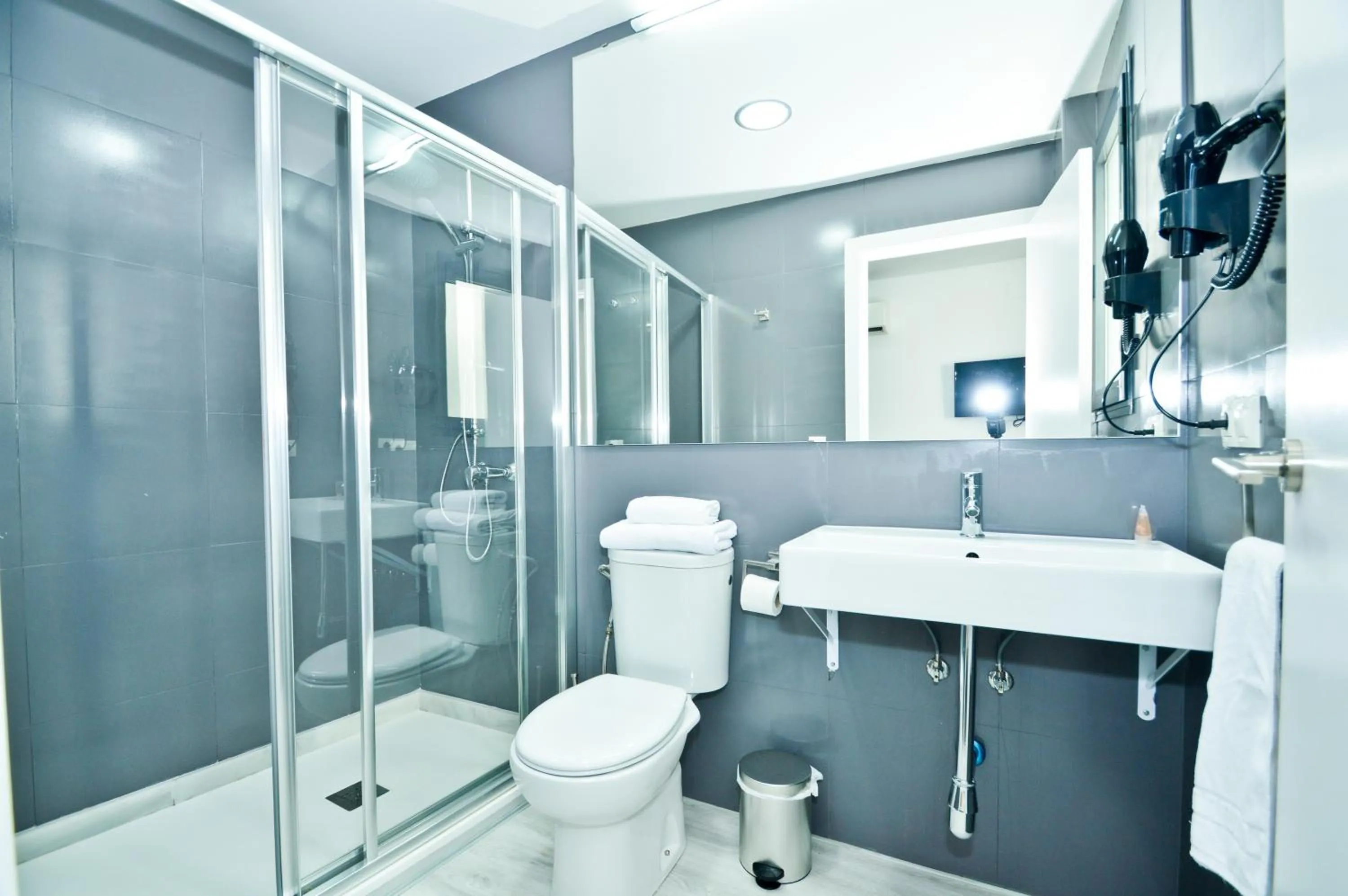 Shower in The Zentral Suites & Apartments