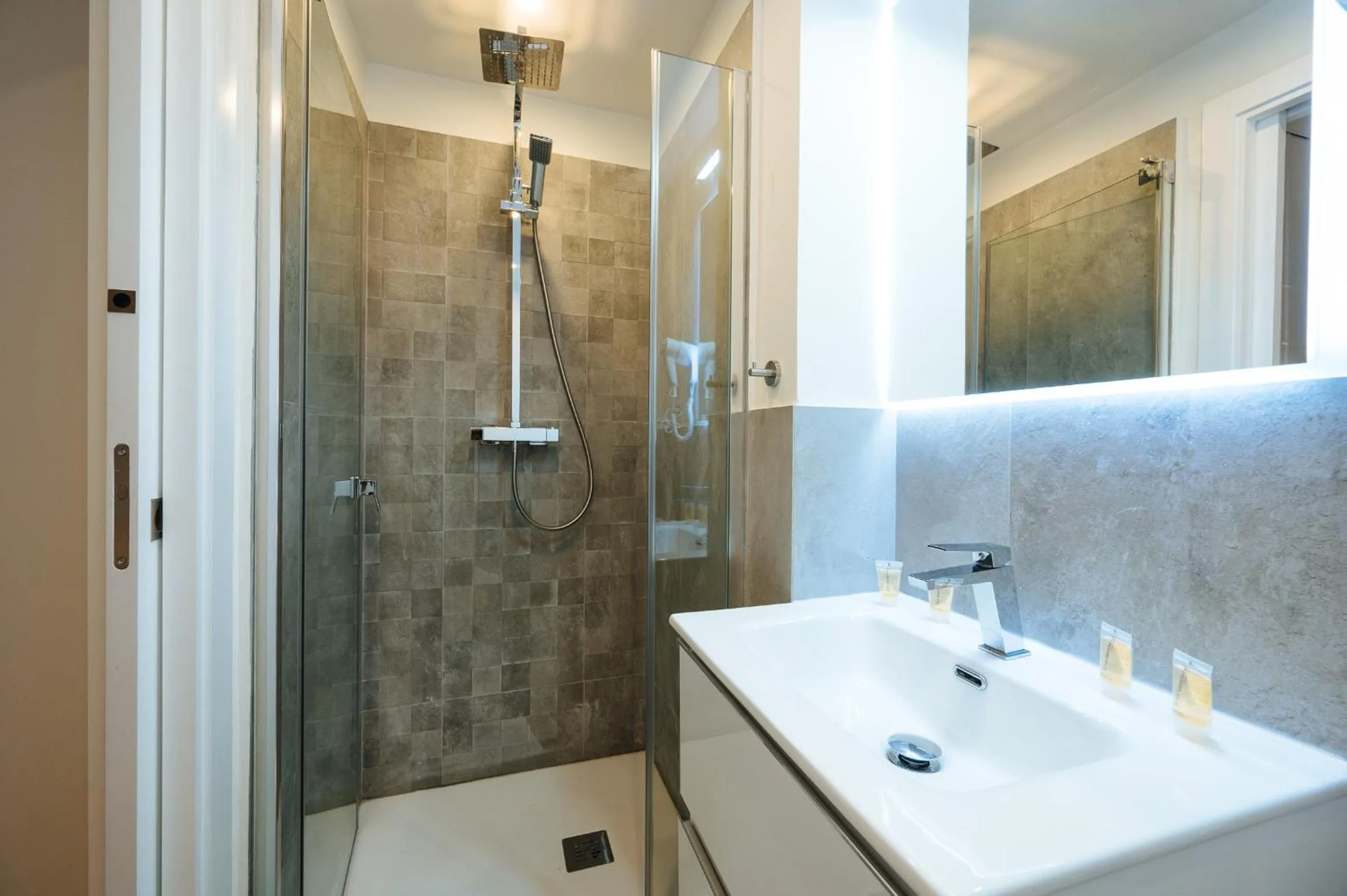 Shower in The Zentral Suites & Apartments