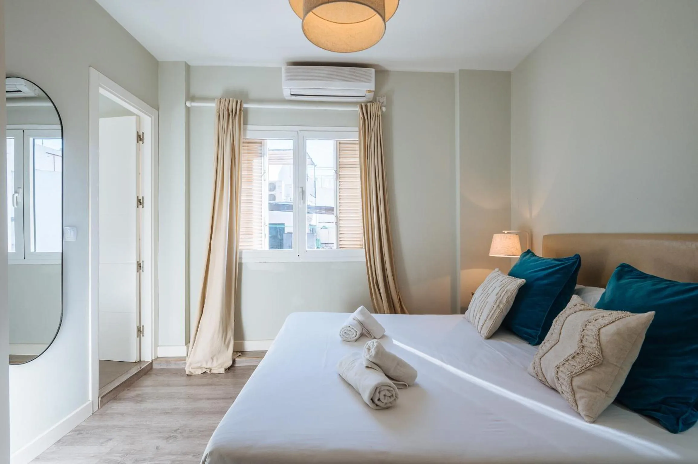 Bed in The Zentral Suites & Apartments