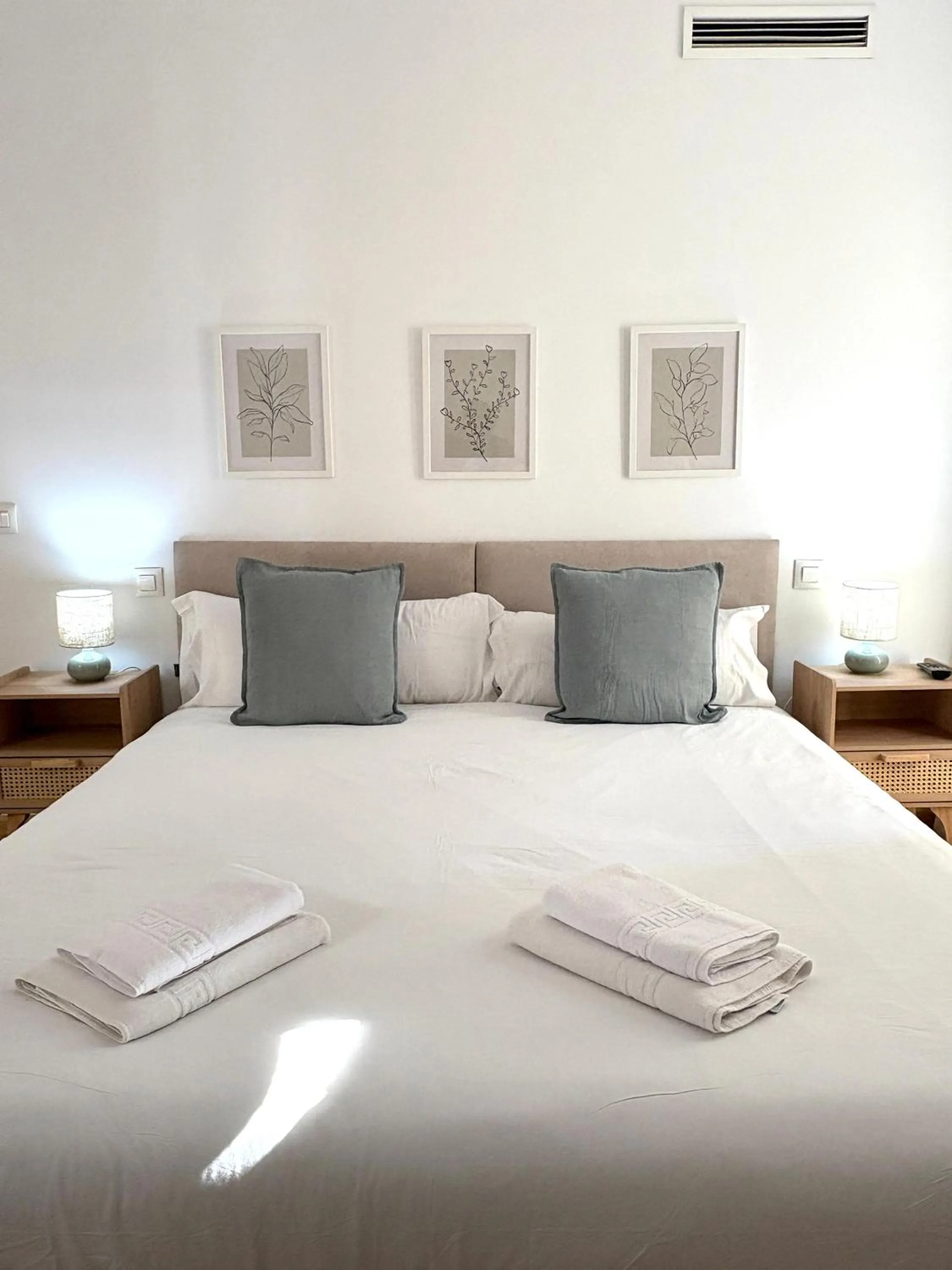 Bed in The Zentral Suites & Apartments