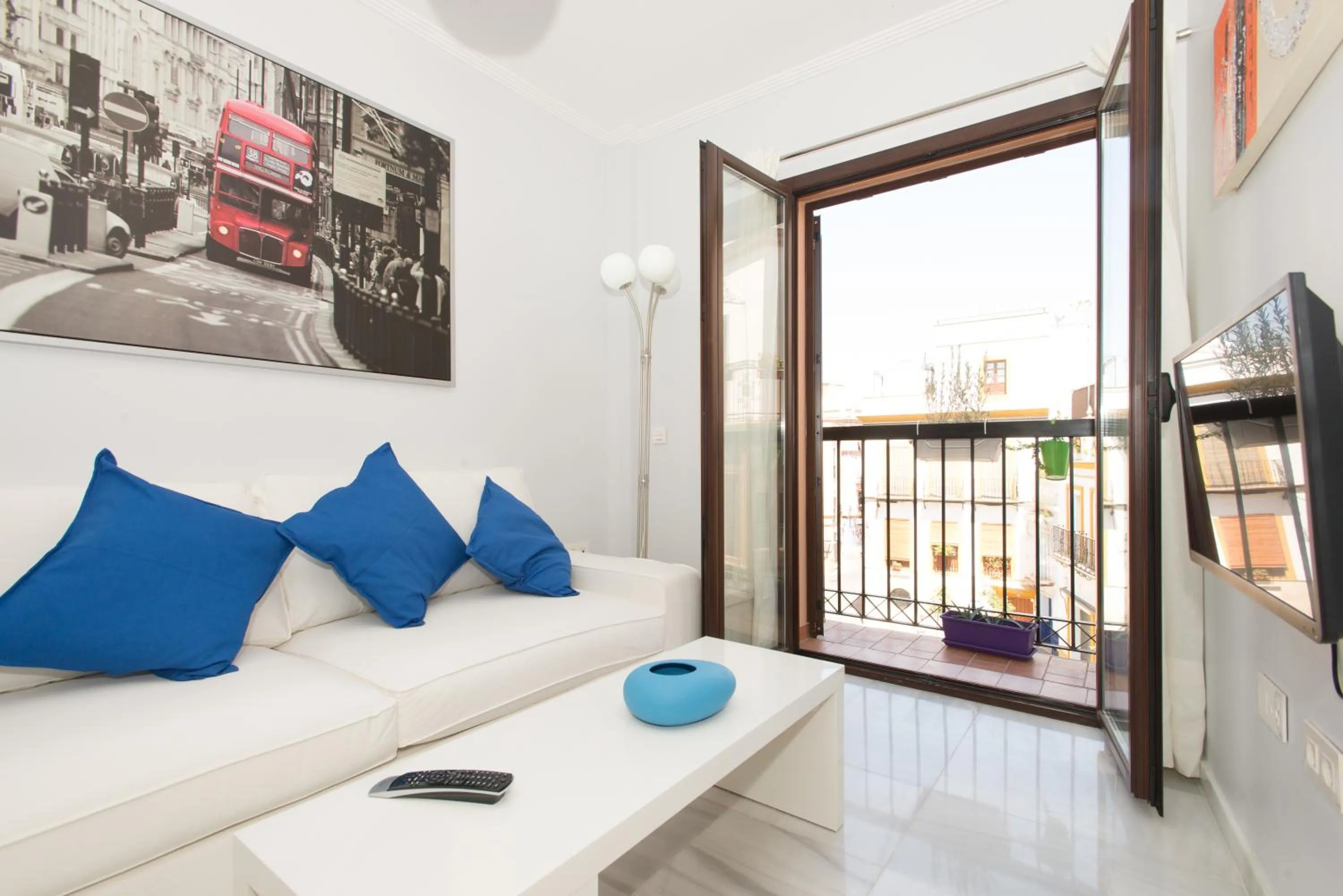 Living room, Bed in The Zentral Suites & Apartments