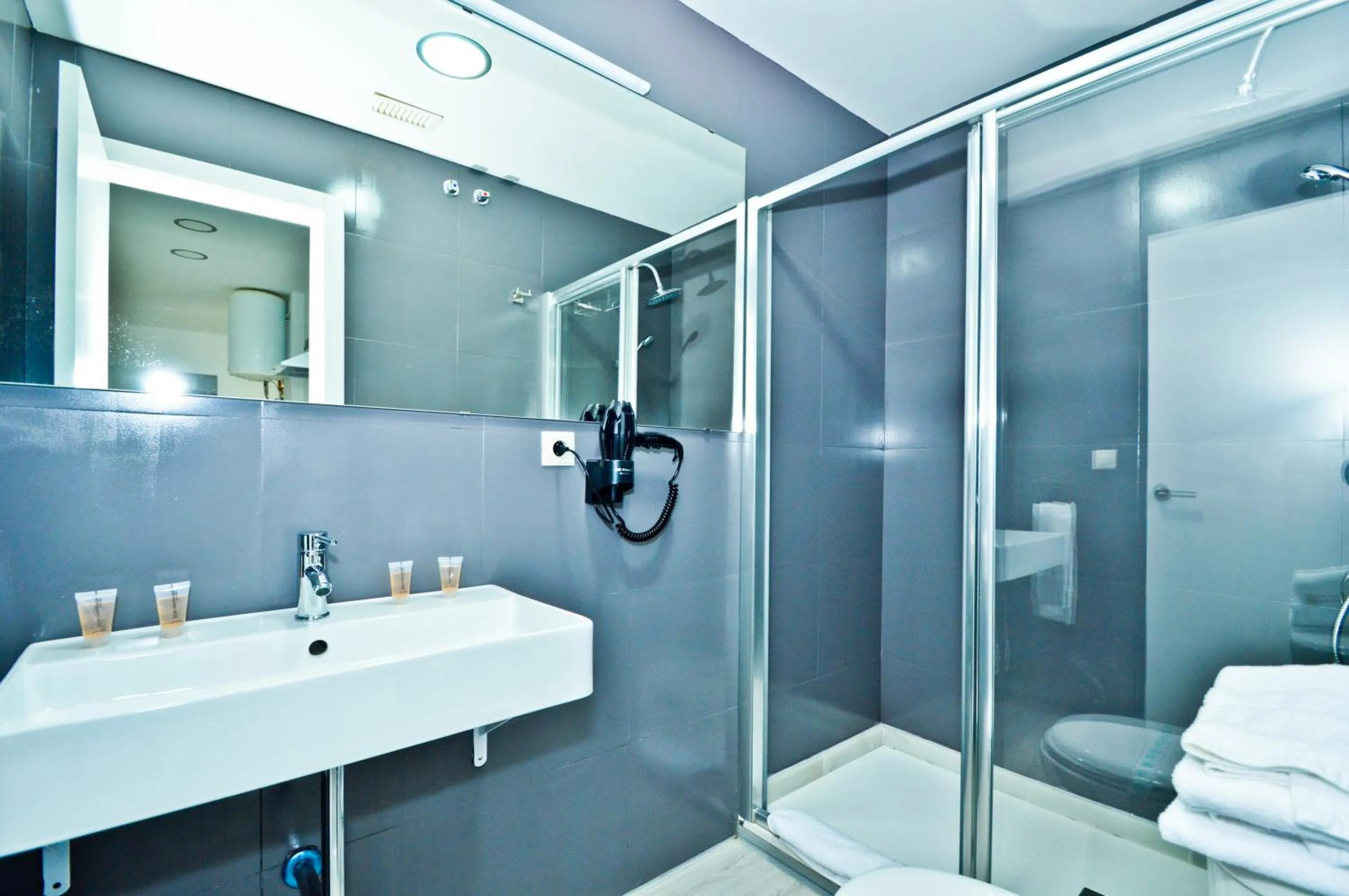Shower in The Zentral Suites & Apartments