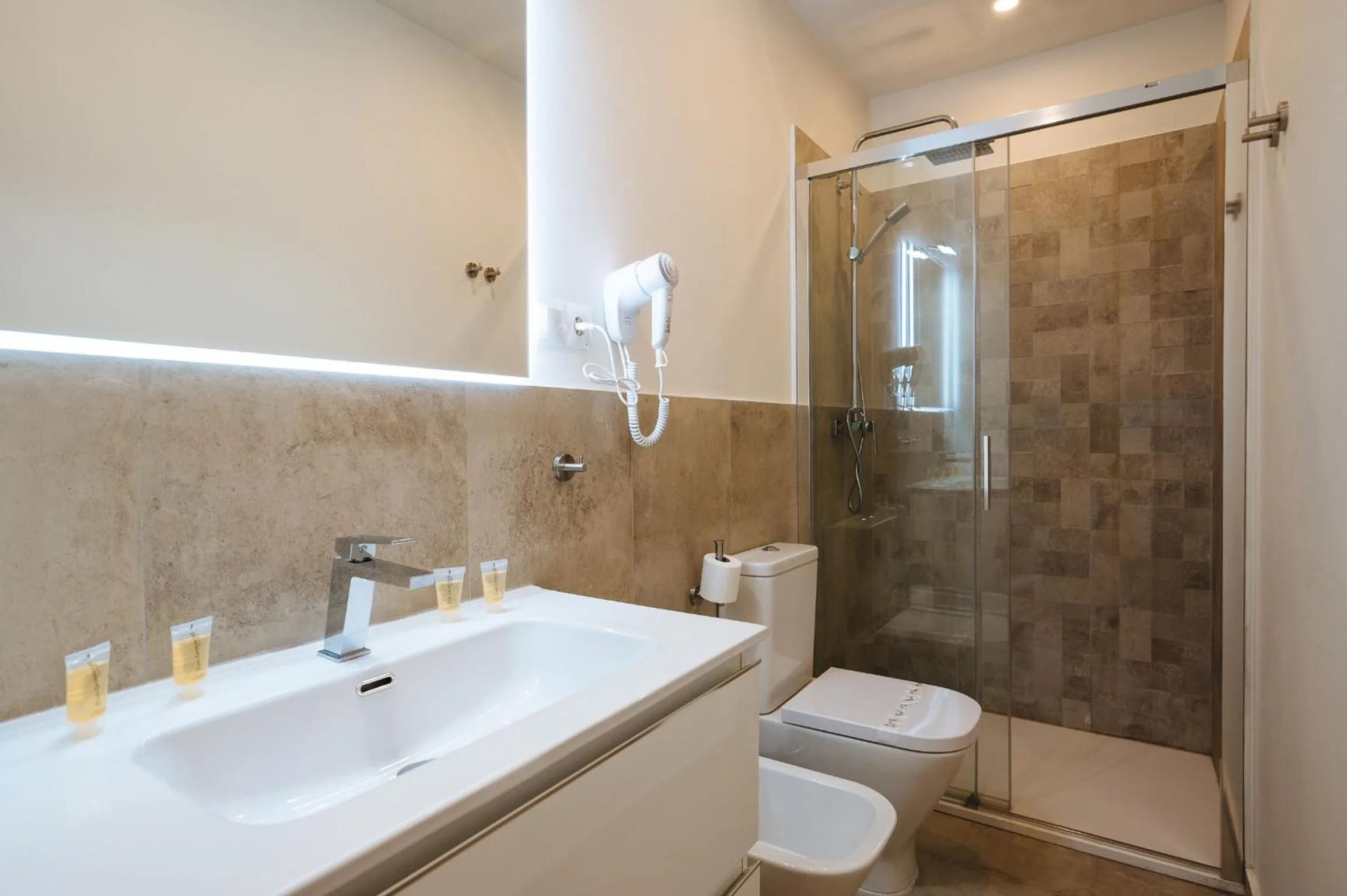 Shower in The Zentral Suites & Apartments
