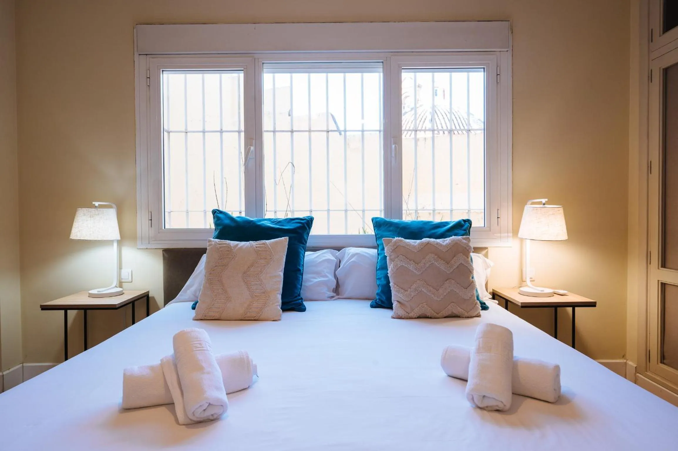 Bed in The Zentral Suites & Apartments