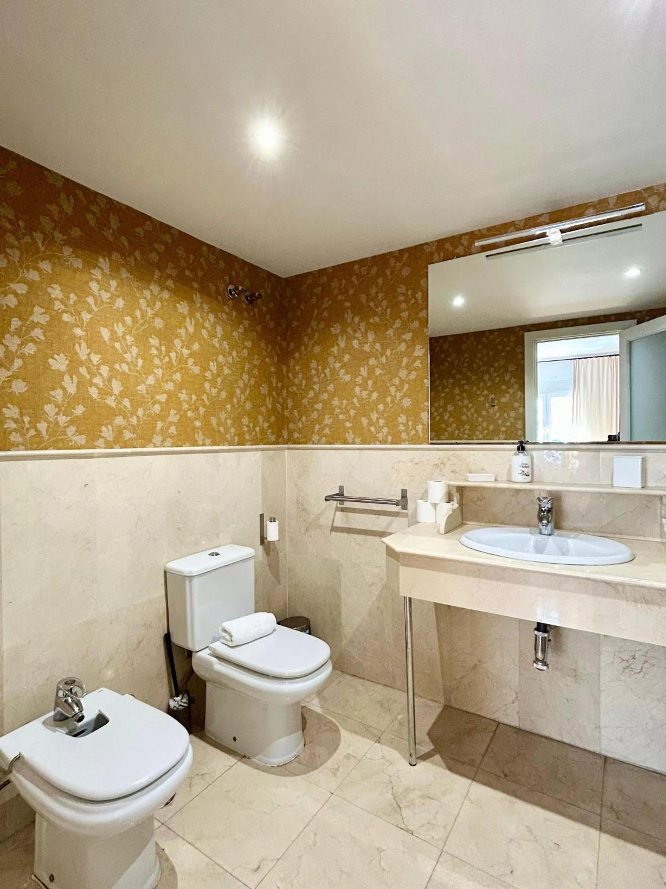 Shower in The Zentral Suites & Apartments