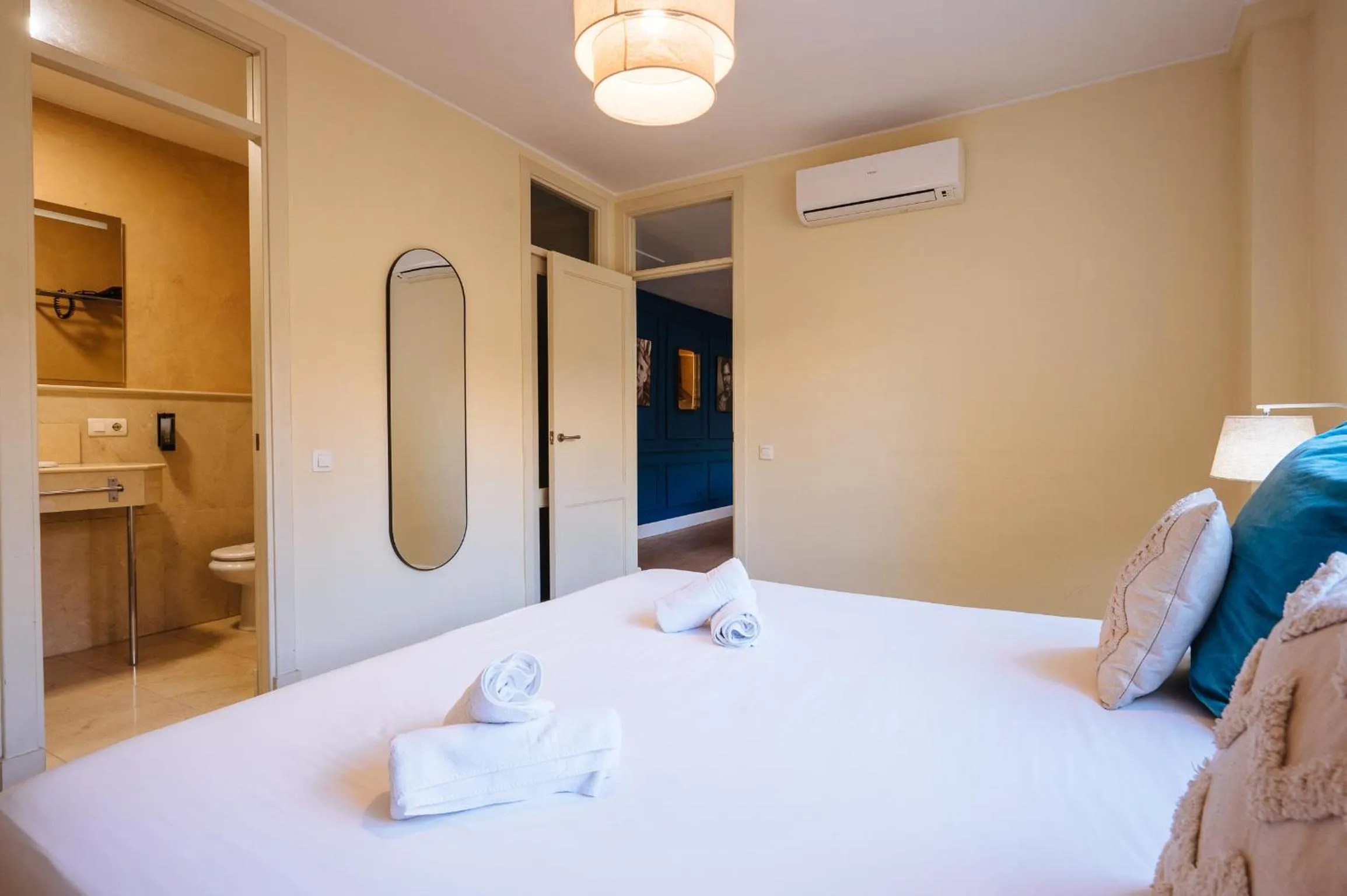 Bed in The Zentral Suites & Apartments