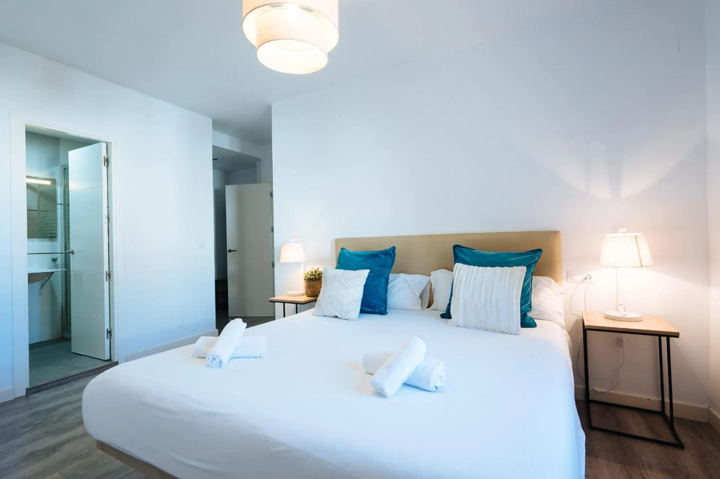 Bed in The Zentral Suites & Apartments