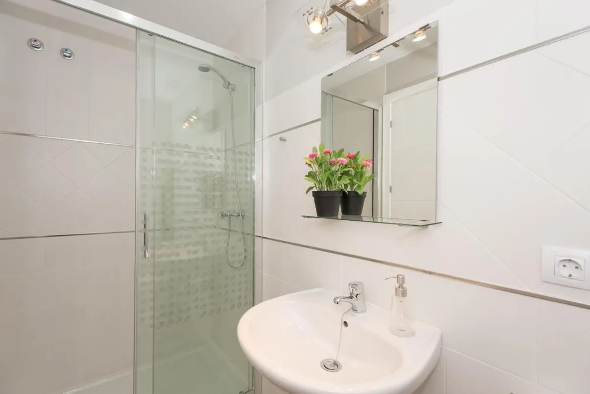 Shower in The Zentral Suites & Apartments