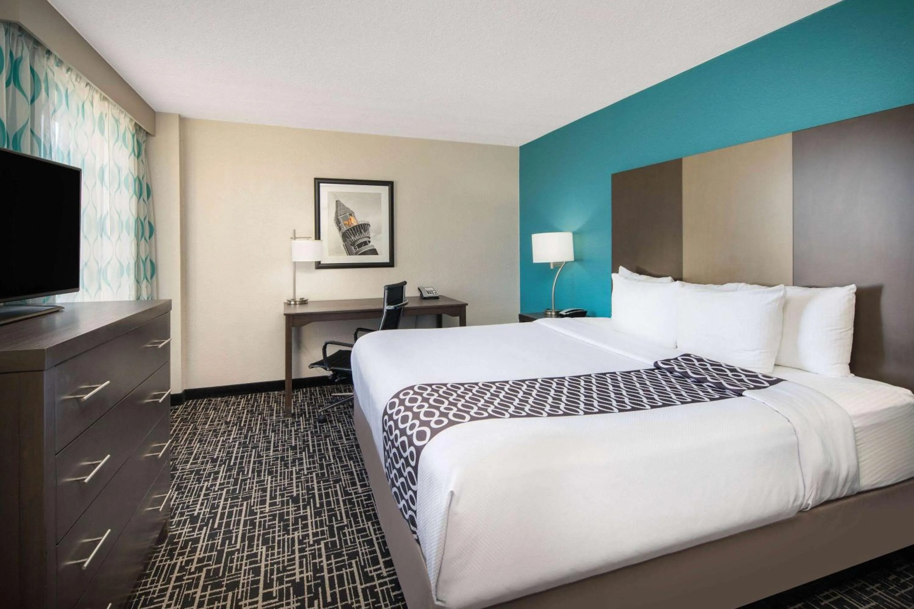 Photo of the whole room, Bed in La Quinta by Wyndham Atlanta Airport North
