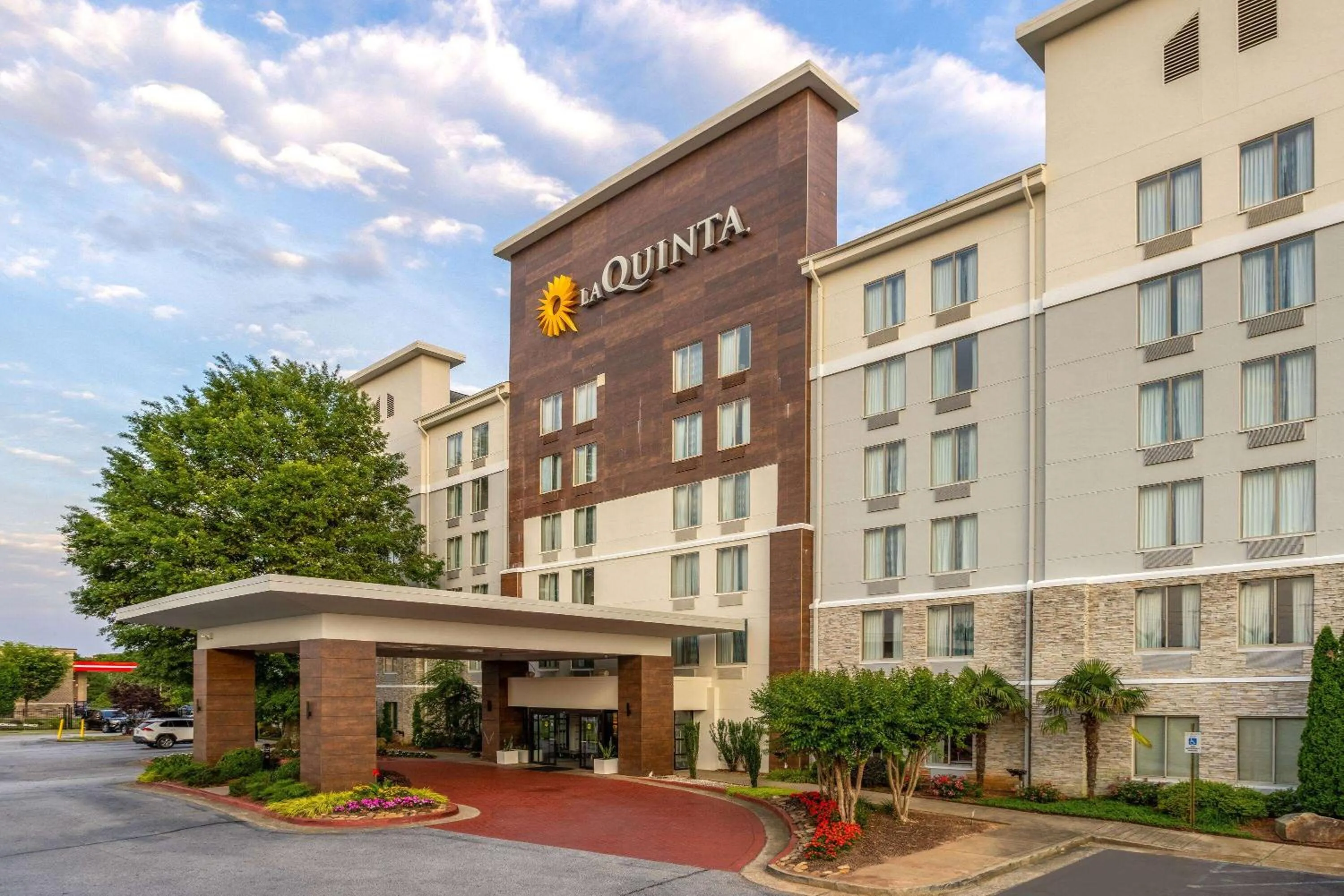 Property building in La Quinta by Wyndham Atlanta Airport North