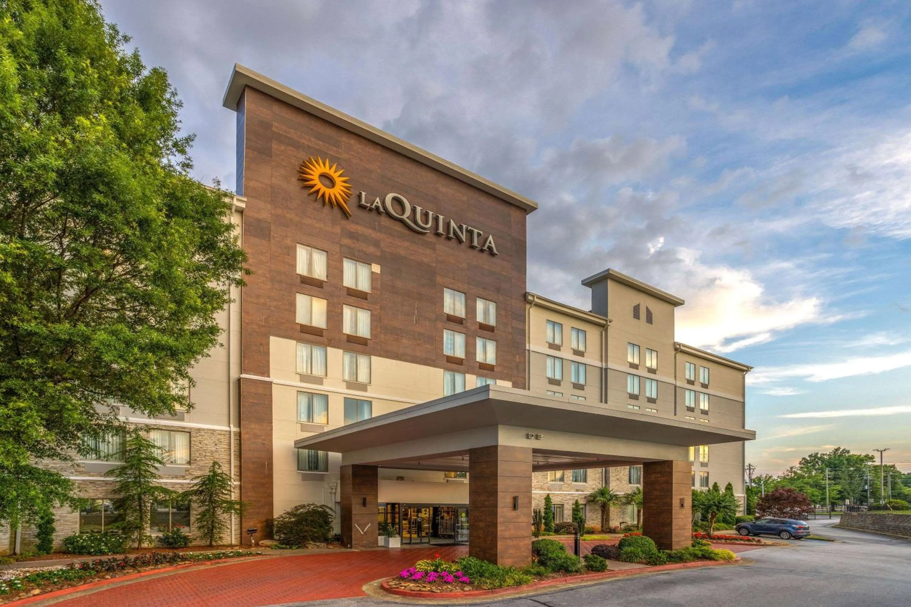 Property building in La Quinta by Wyndham Atlanta Airport North