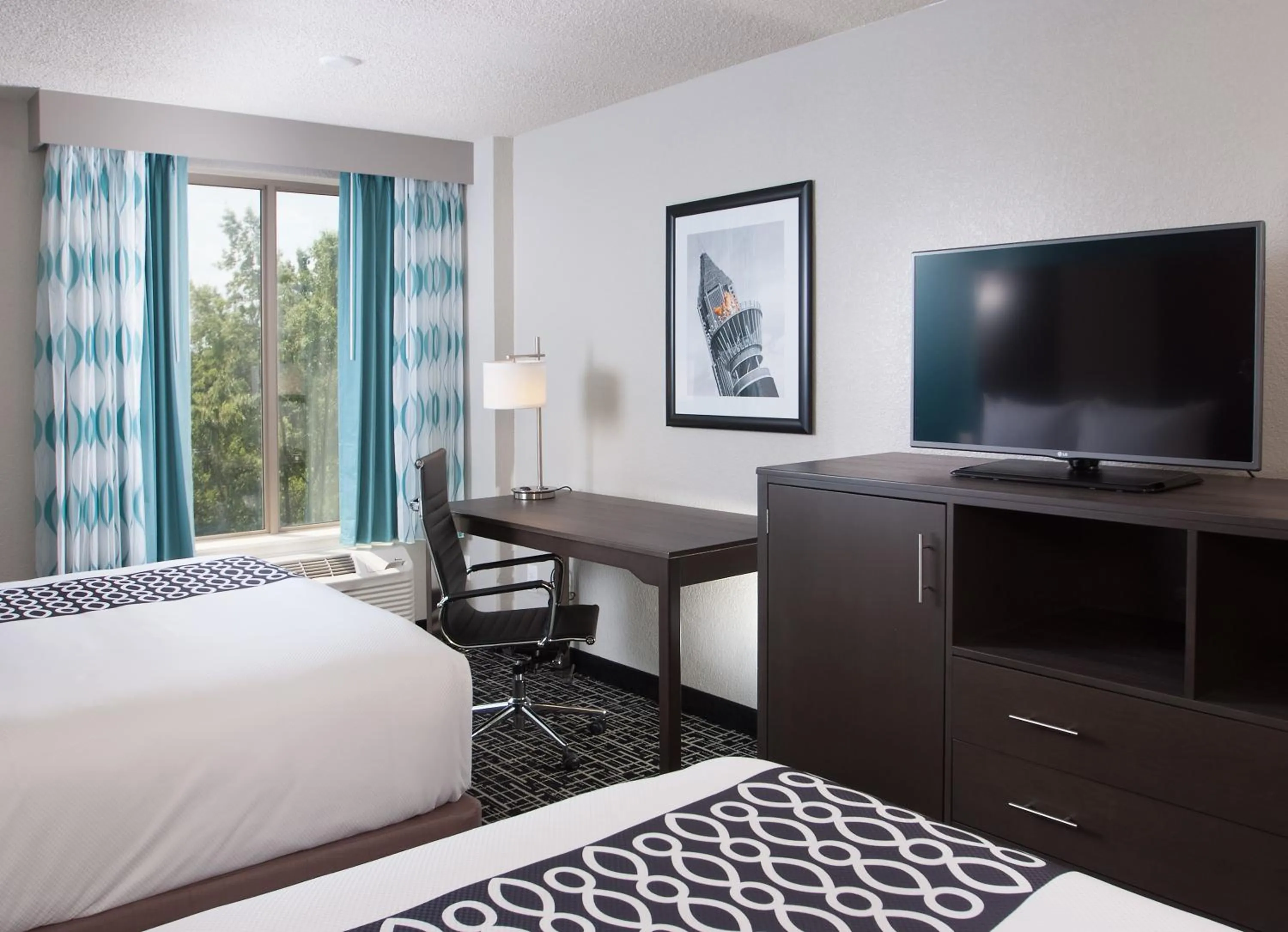 Photo of the whole room, Bed in La Quinta by Wyndham Atlanta Airport North