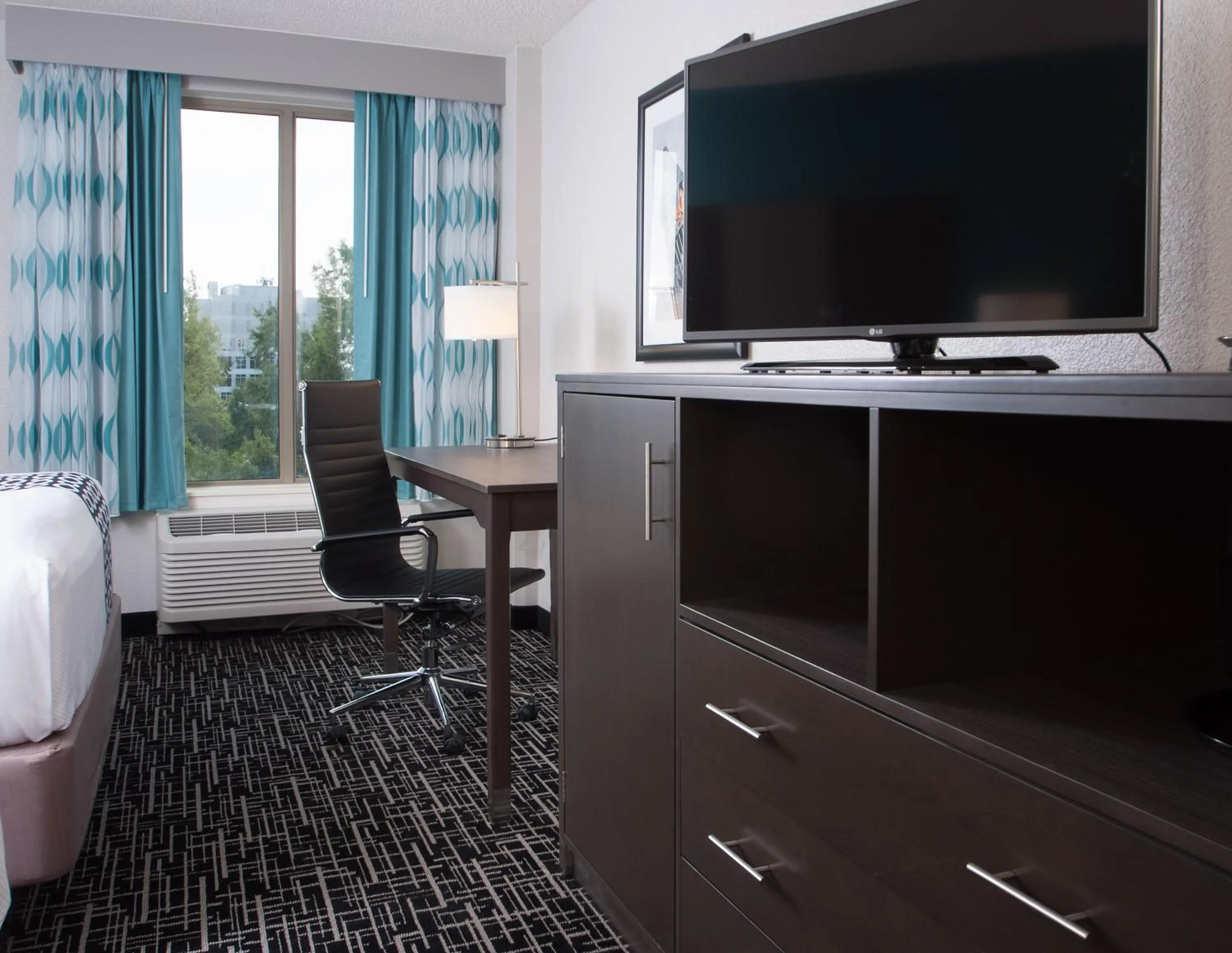 TV and multimedia, Bed in La Quinta by Wyndham Atlanta Airport North