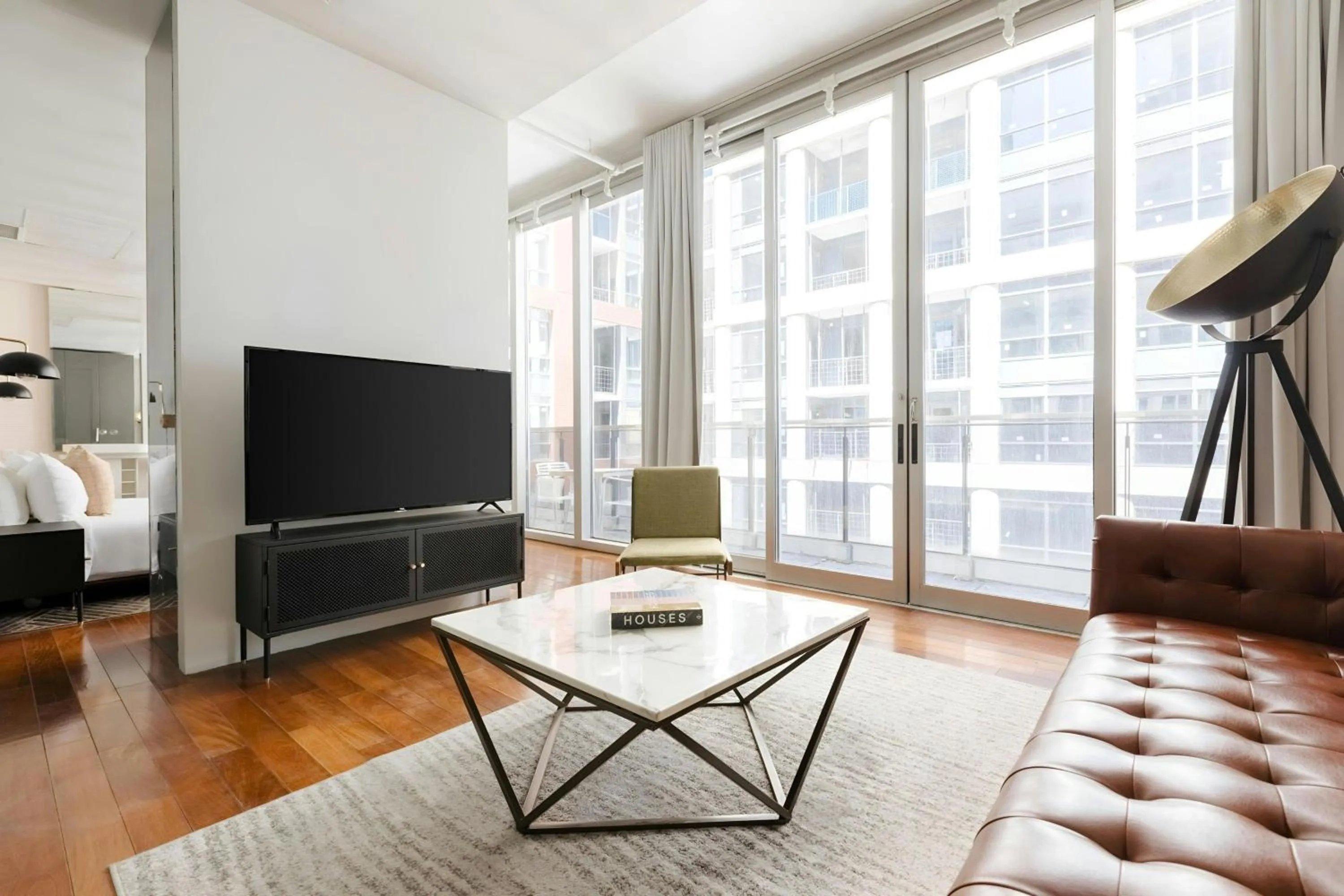 Living room in The Slate Hotel Downtown, Sonder by Marriott Bonvoy