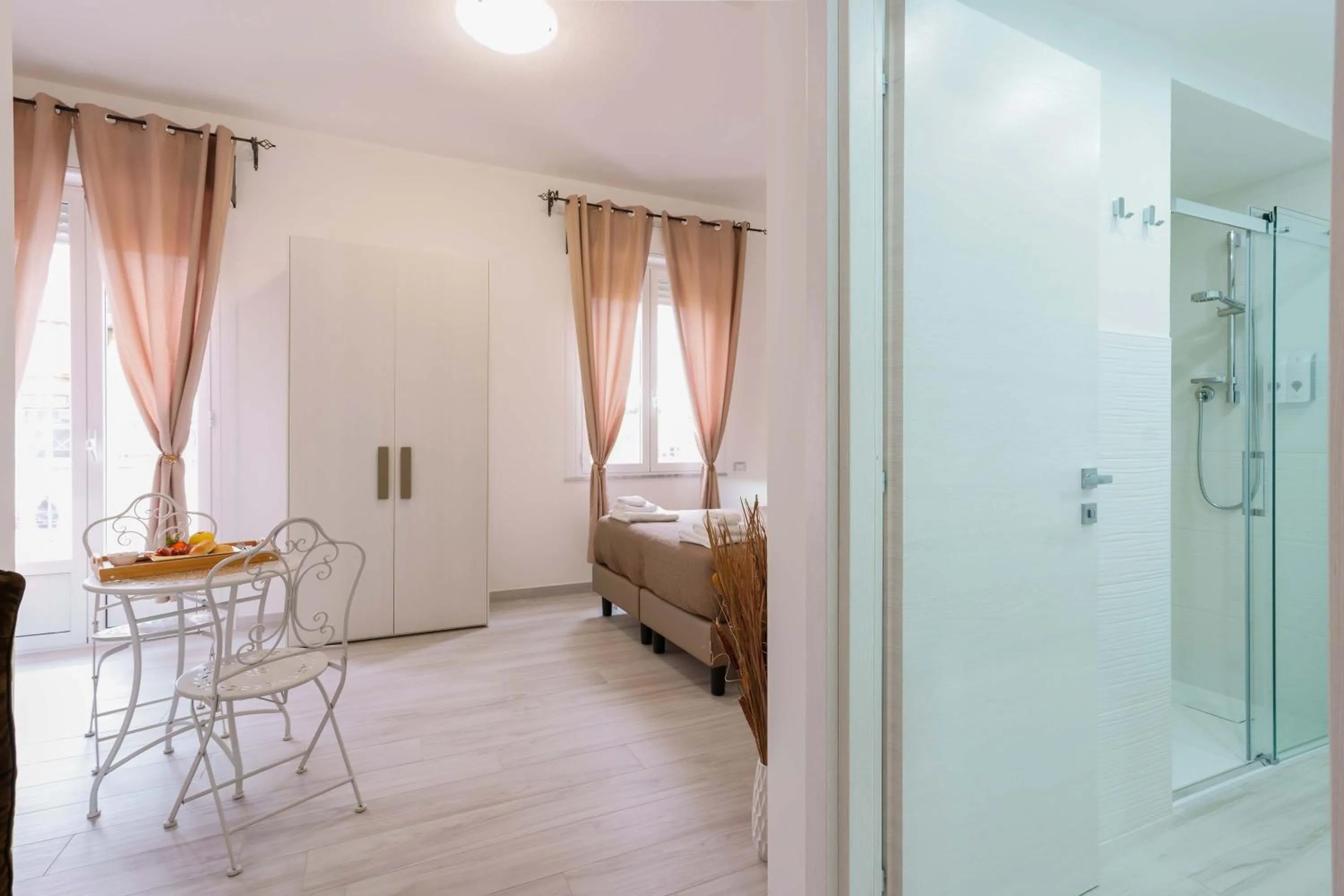 Shower, Bed in Nùe Rooms