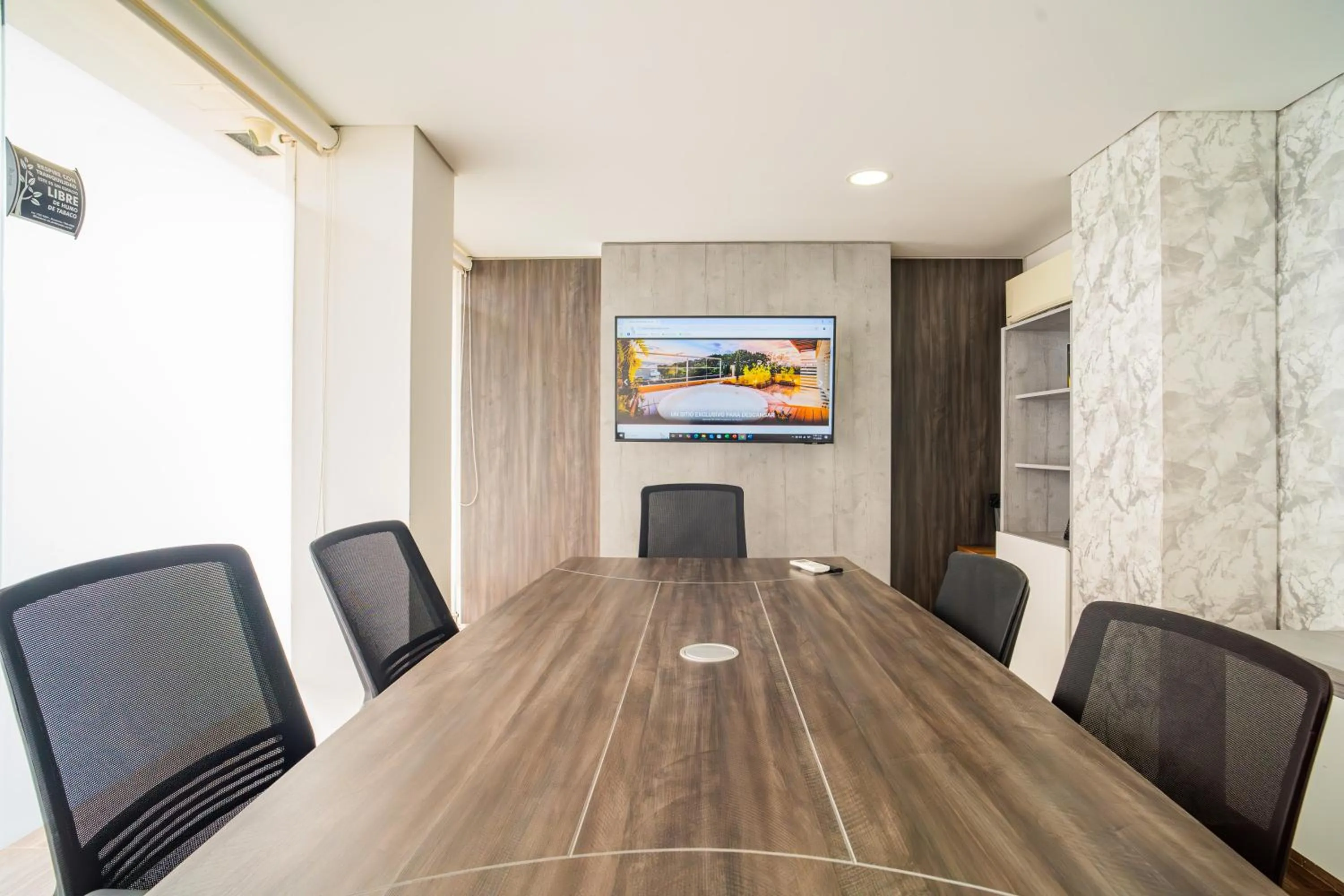 Communal lounge/ TV room in Ambar Hotel Boutique Cali