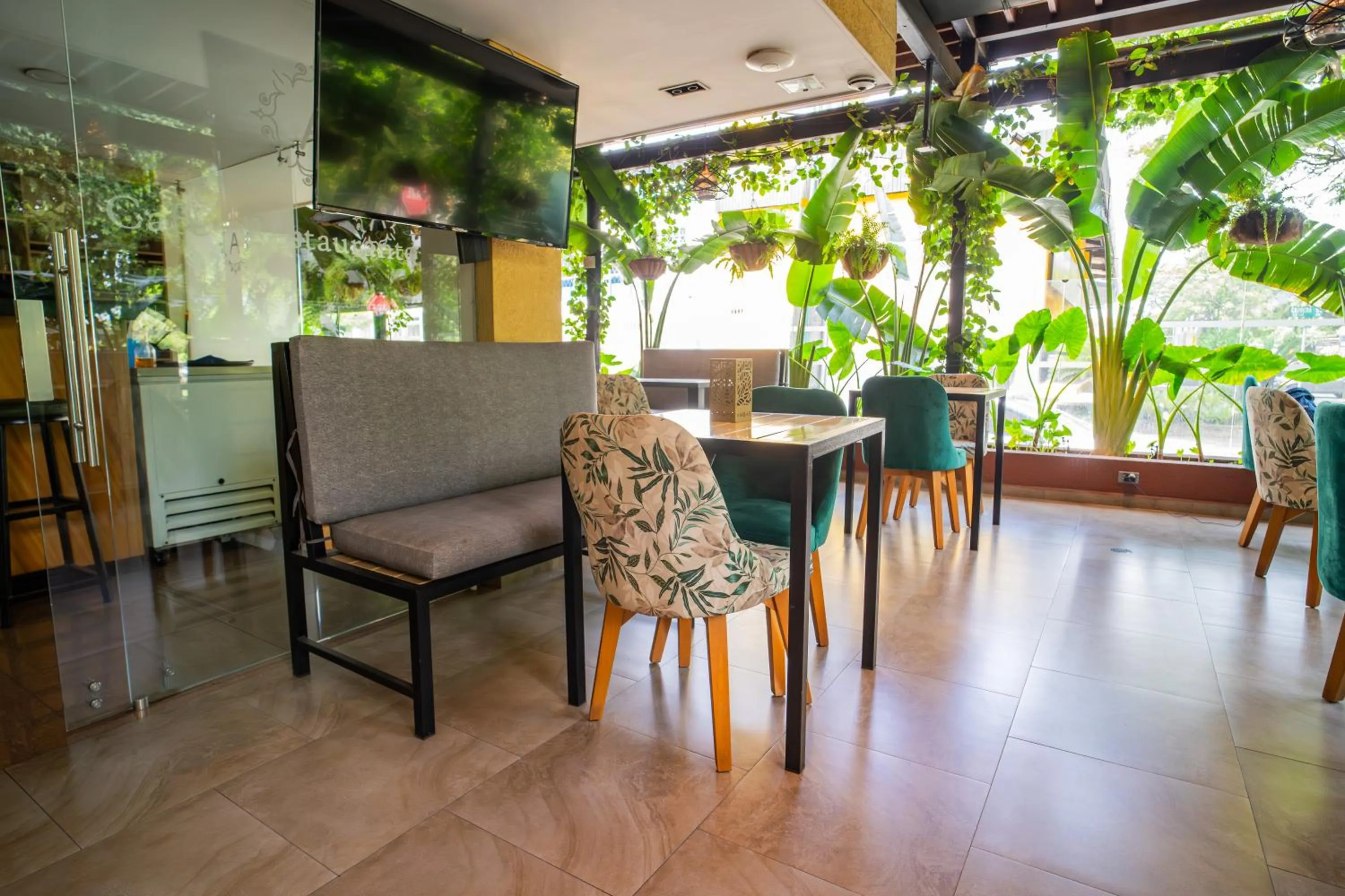 Restaurant/places to eat in Ambar Hotel Boutique Cali