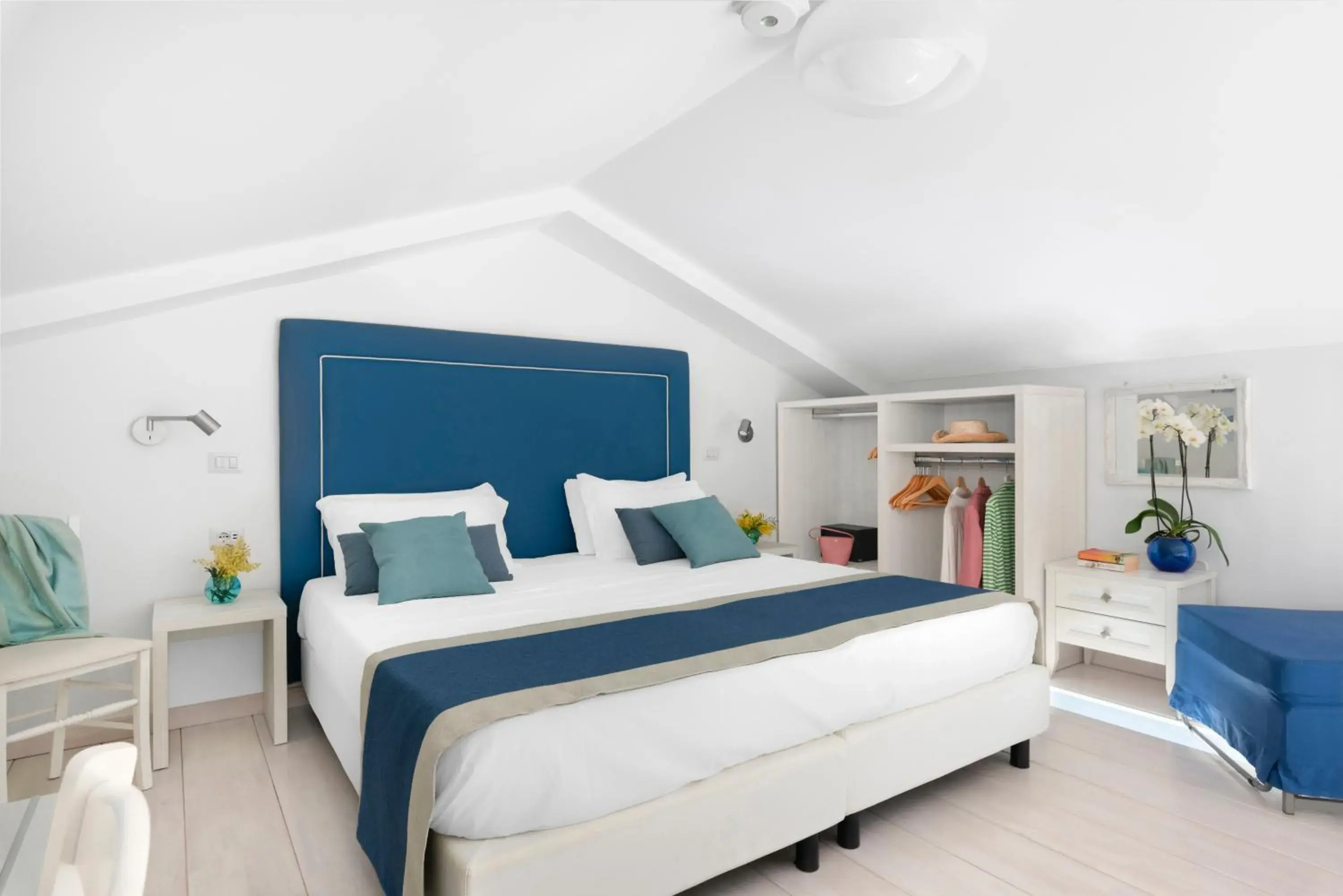 One-Bedroom Apartment with Sea View and Balcony - Split Level in Al Centro Suites One-Bedroom Apartment with Sea View and Balcony - Split Level in Al Centro Suites