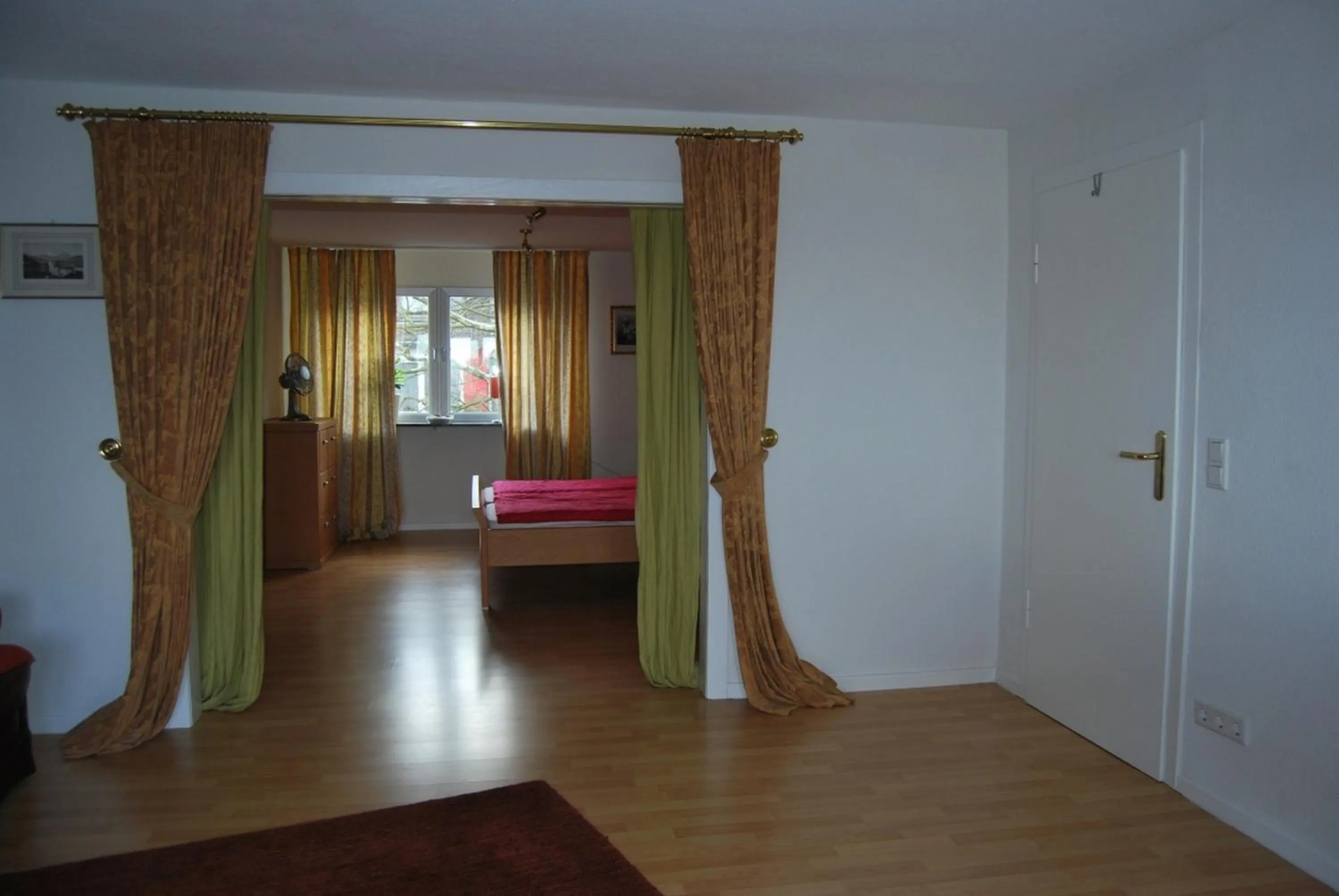 Photo of the whole room, Bed in Messewohnung Augusta
