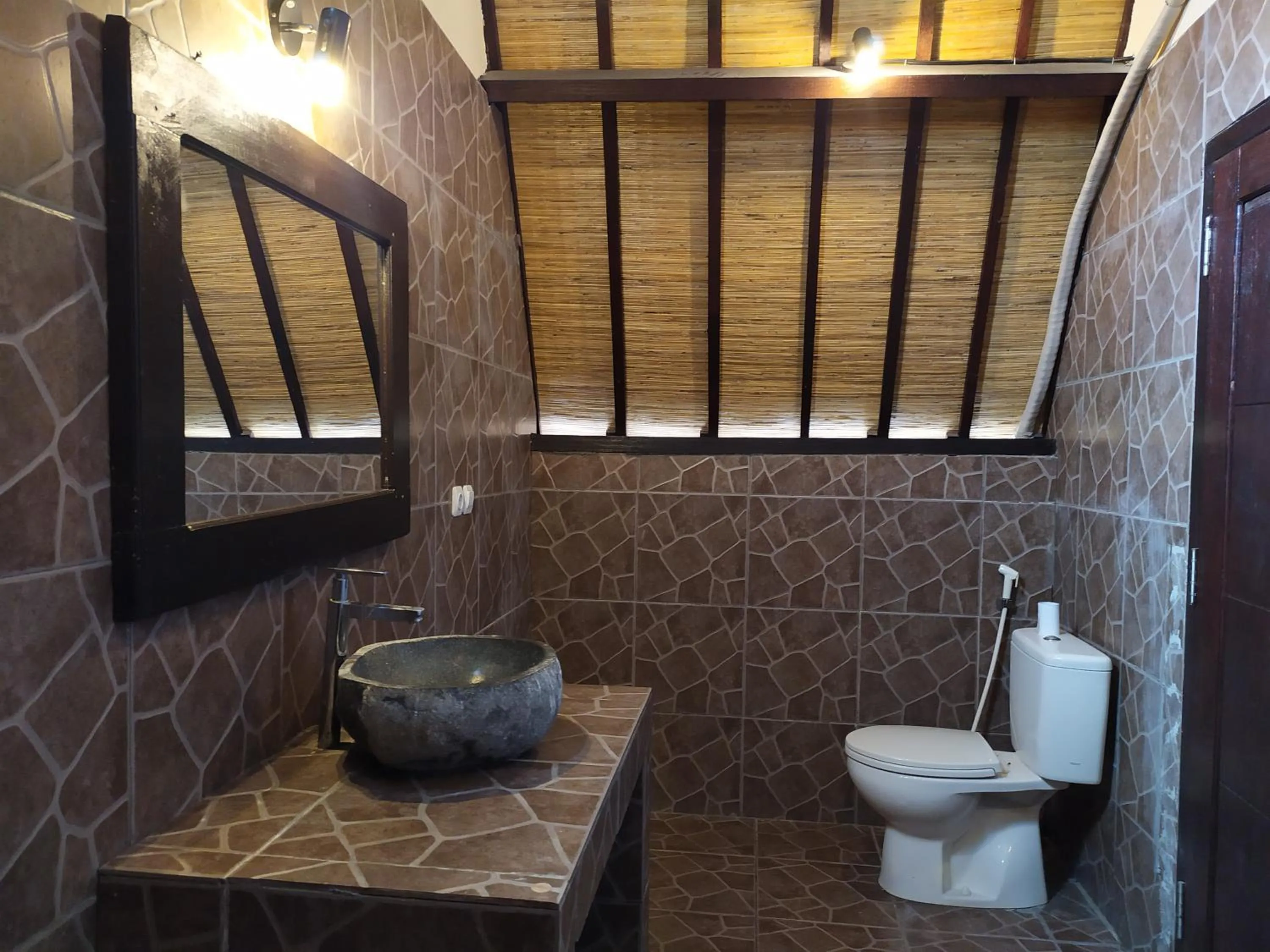 Toilet in Kusuka Bungalow