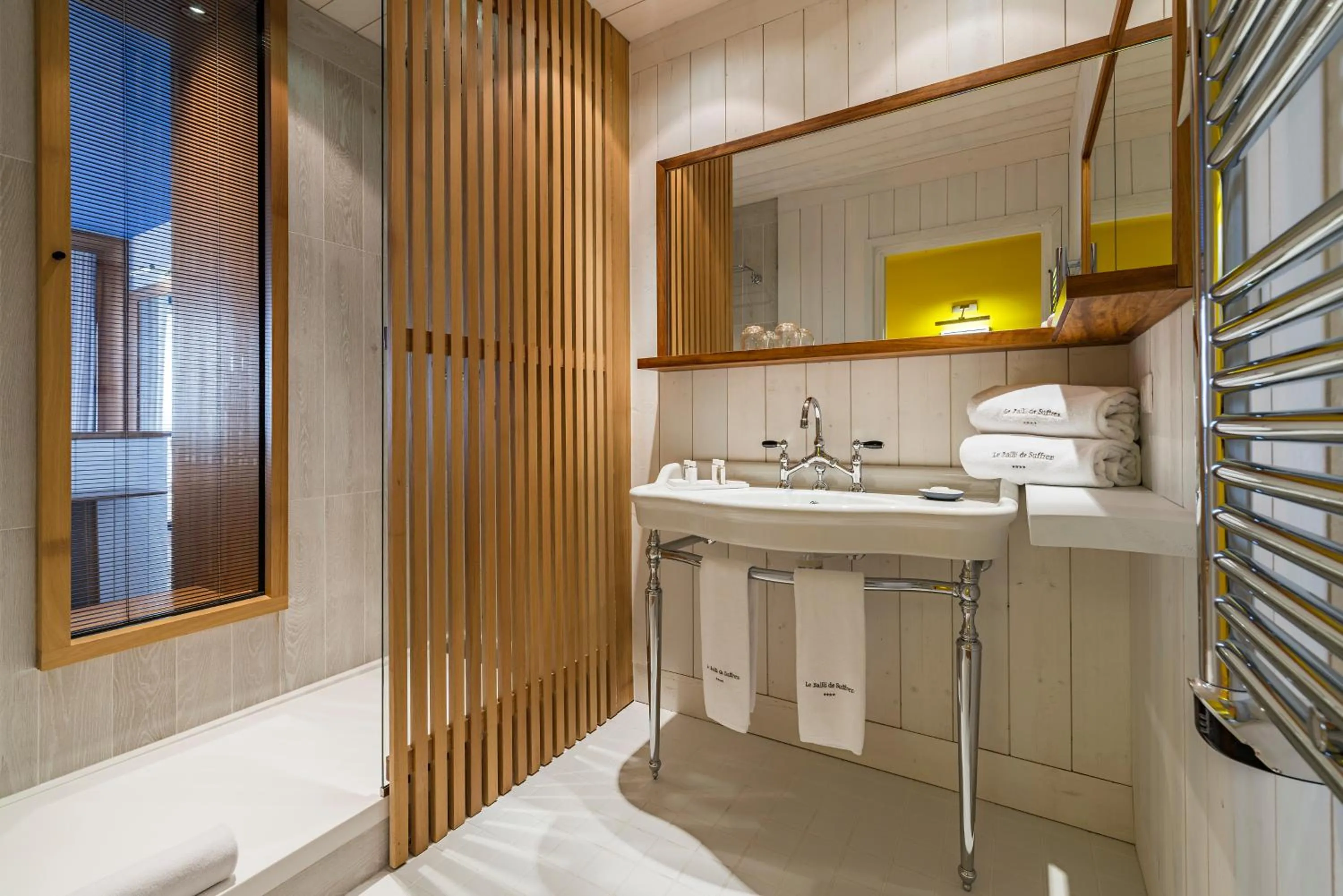 Shower in Hôtel Le Bailli De Suffren