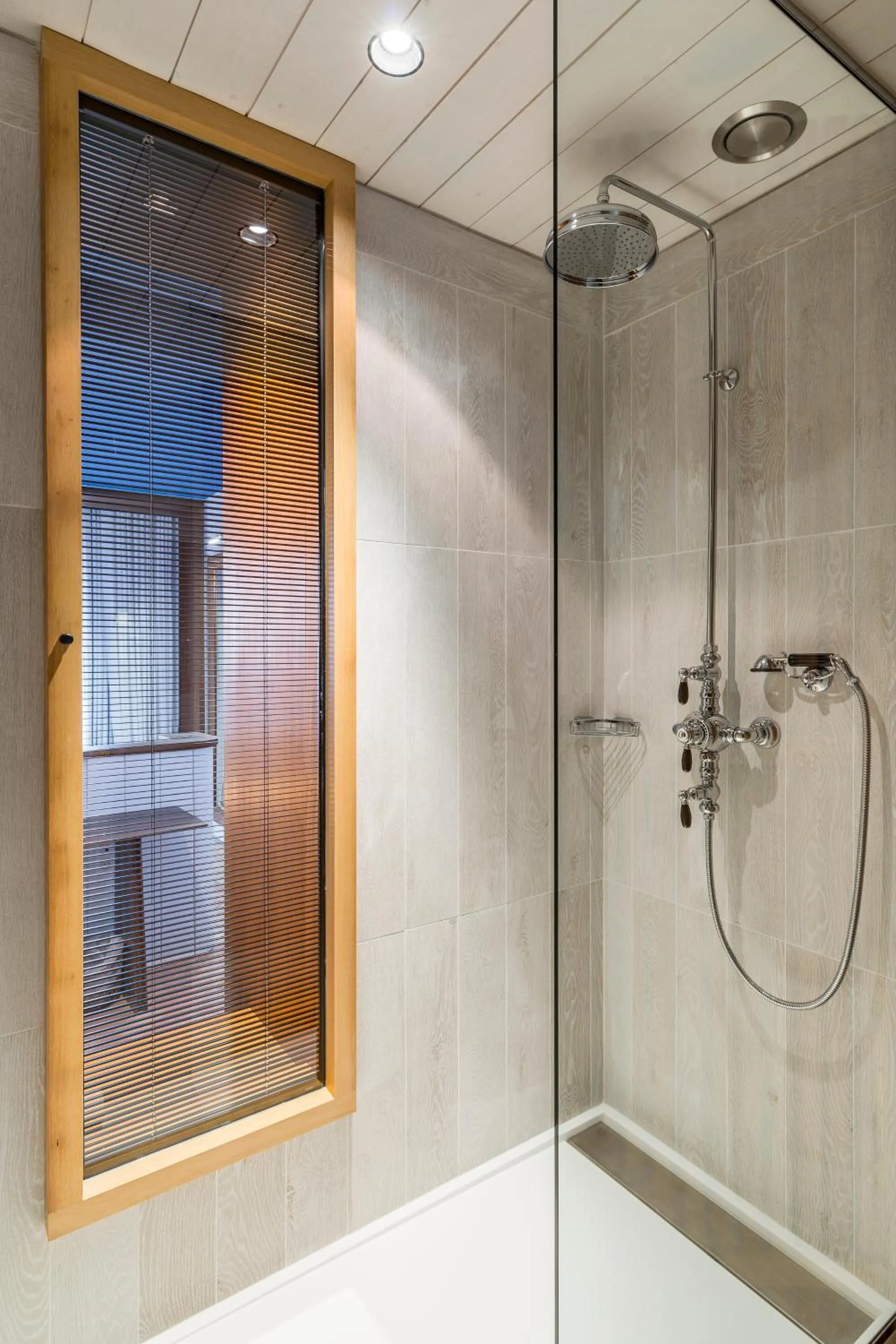 Shower in Hôtel Le Bailli De Suffren