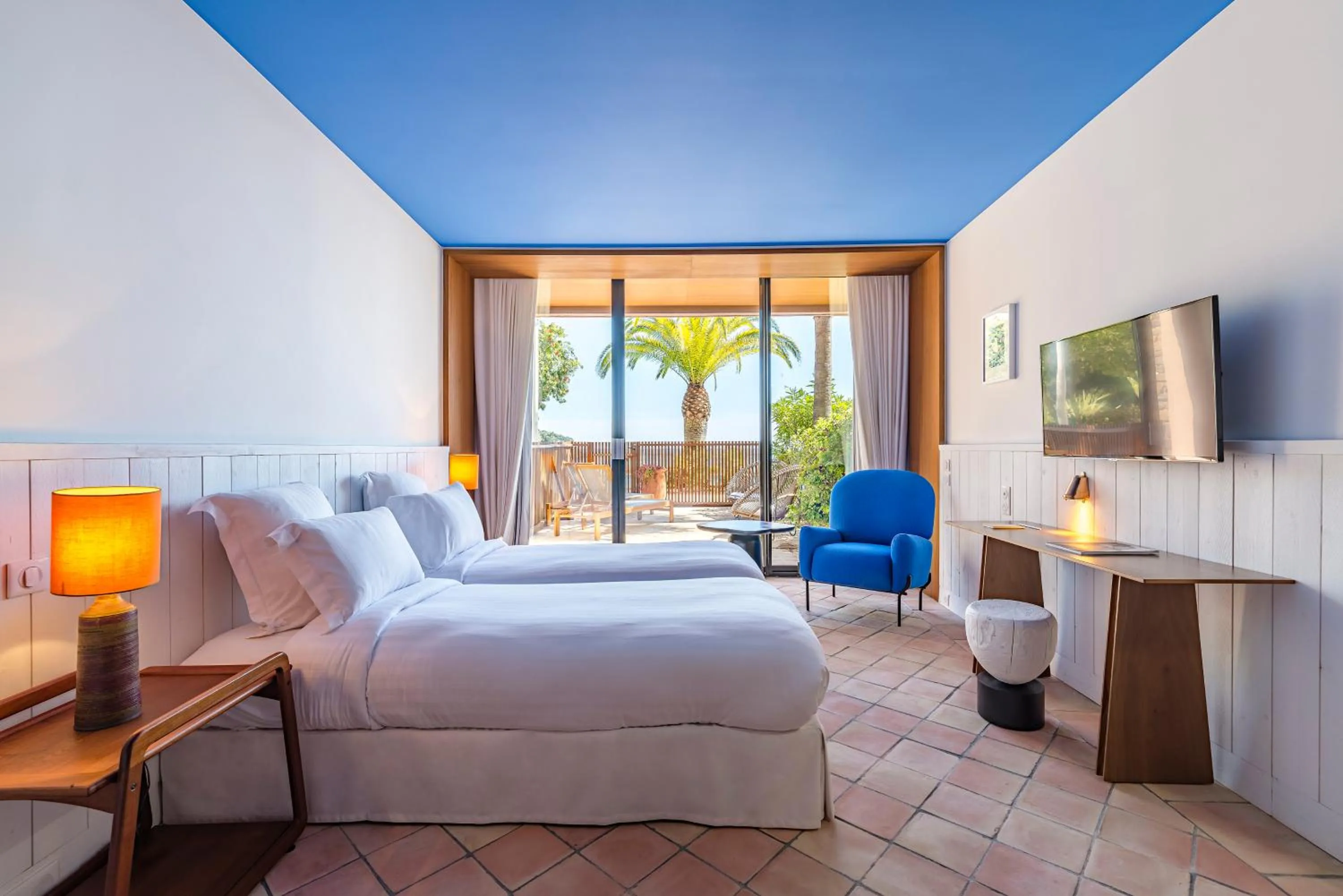 Balcony/Terrace, Bed in Hôtel Le Bailli De Suffren