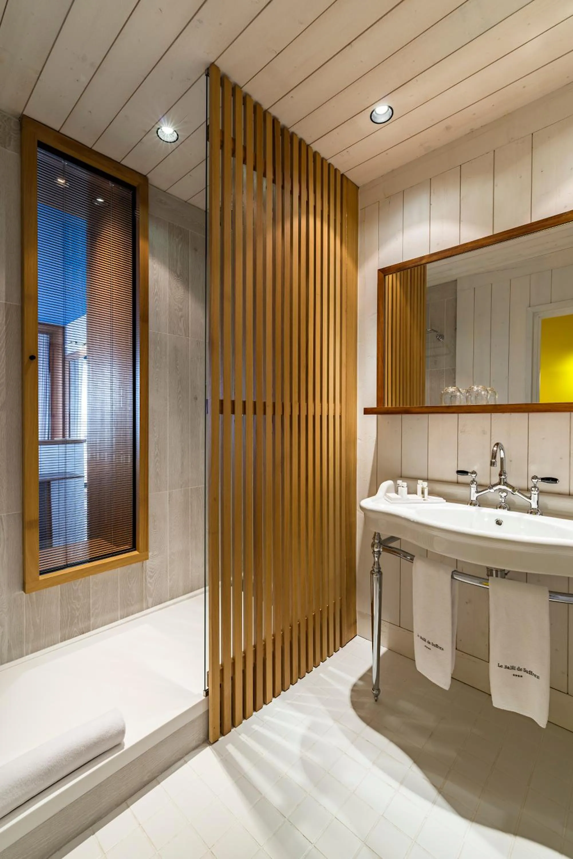 Shower in Hôtel Le Bailli De Suffren