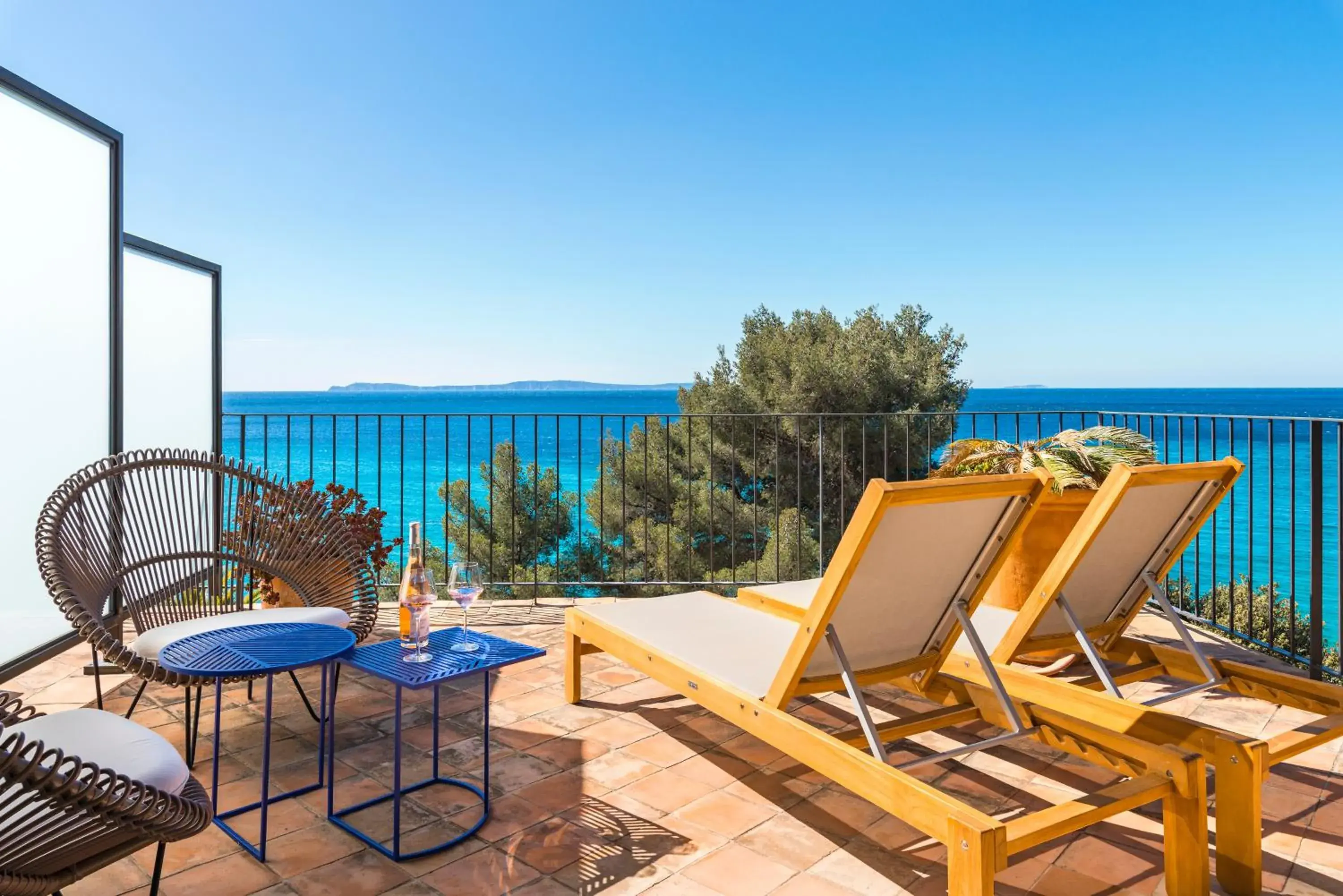 Room 105 ft² with Terrace and sea view in Hôtel Le Bailli De Suffren Room 105 ft² with Terrace and sea view in Hôtel Le Bailli De Suffren