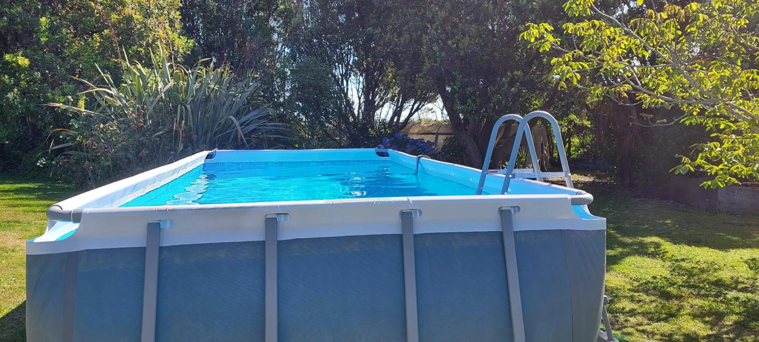 Swimming pool in Awatuna Sunset Lodge