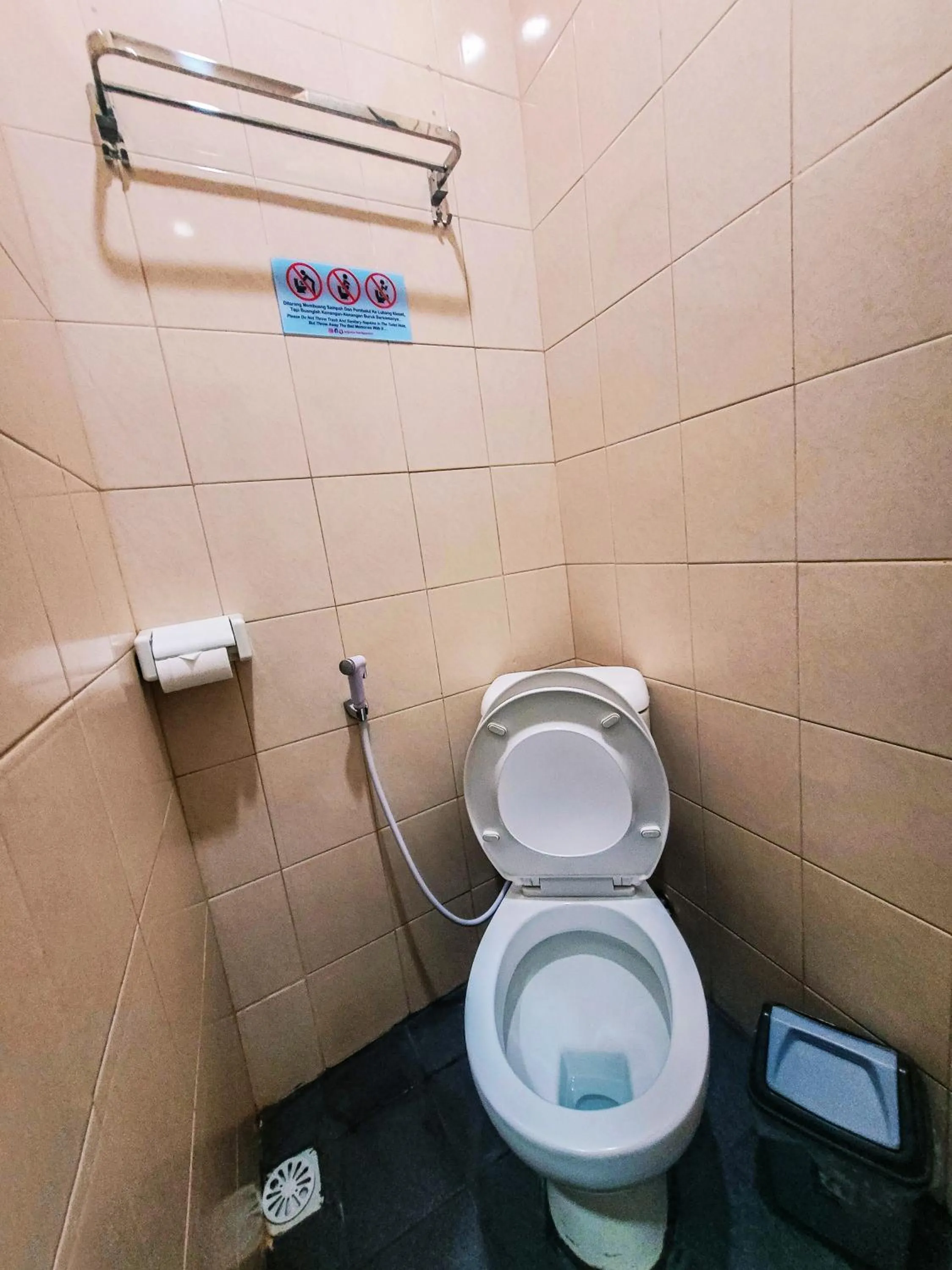 Toilet in Anjuma Backpacker