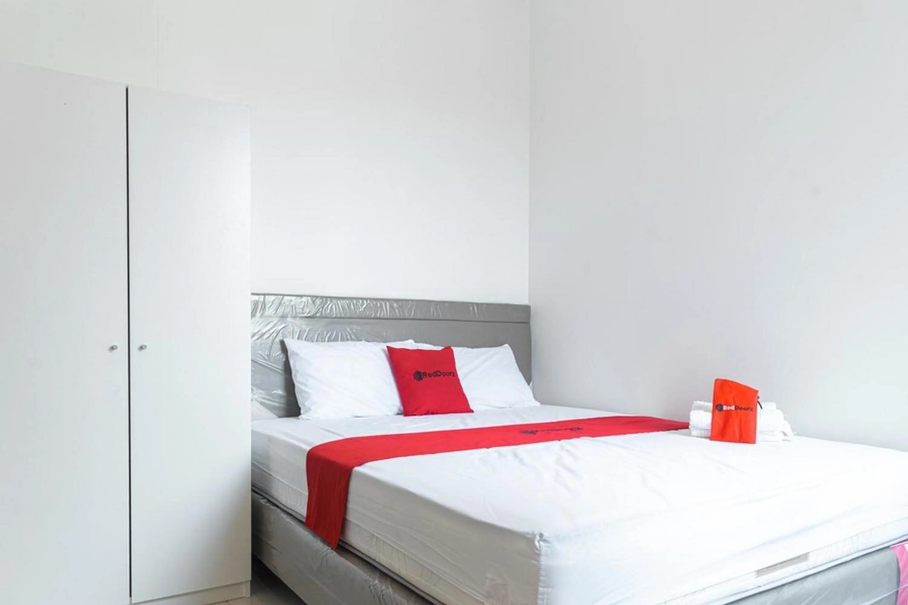 Bedroom, Bed in RedDoorz Plus @ EcoHome Citra Raya Tangerang