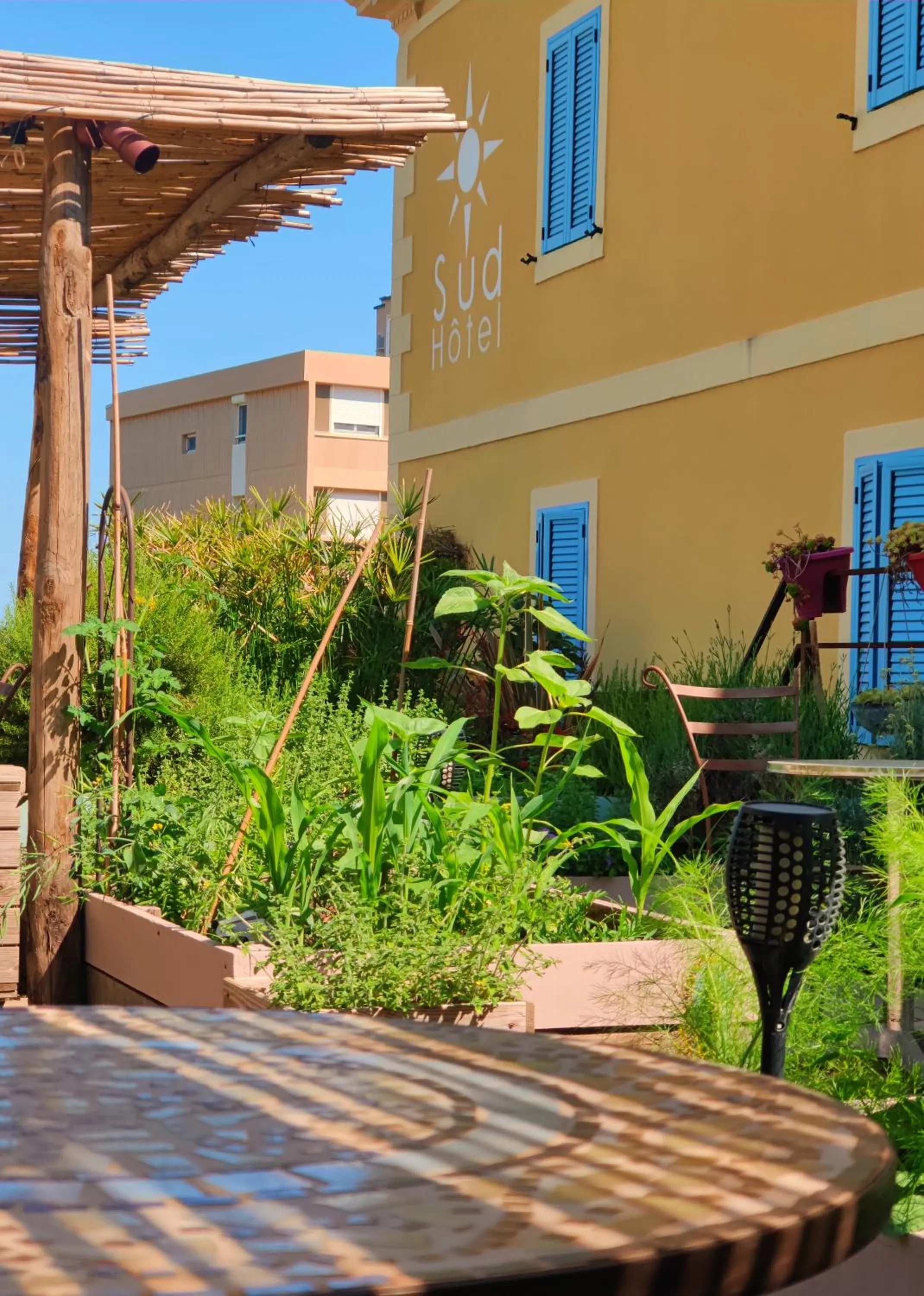 Patio in Sud Hôtel Restaurant
