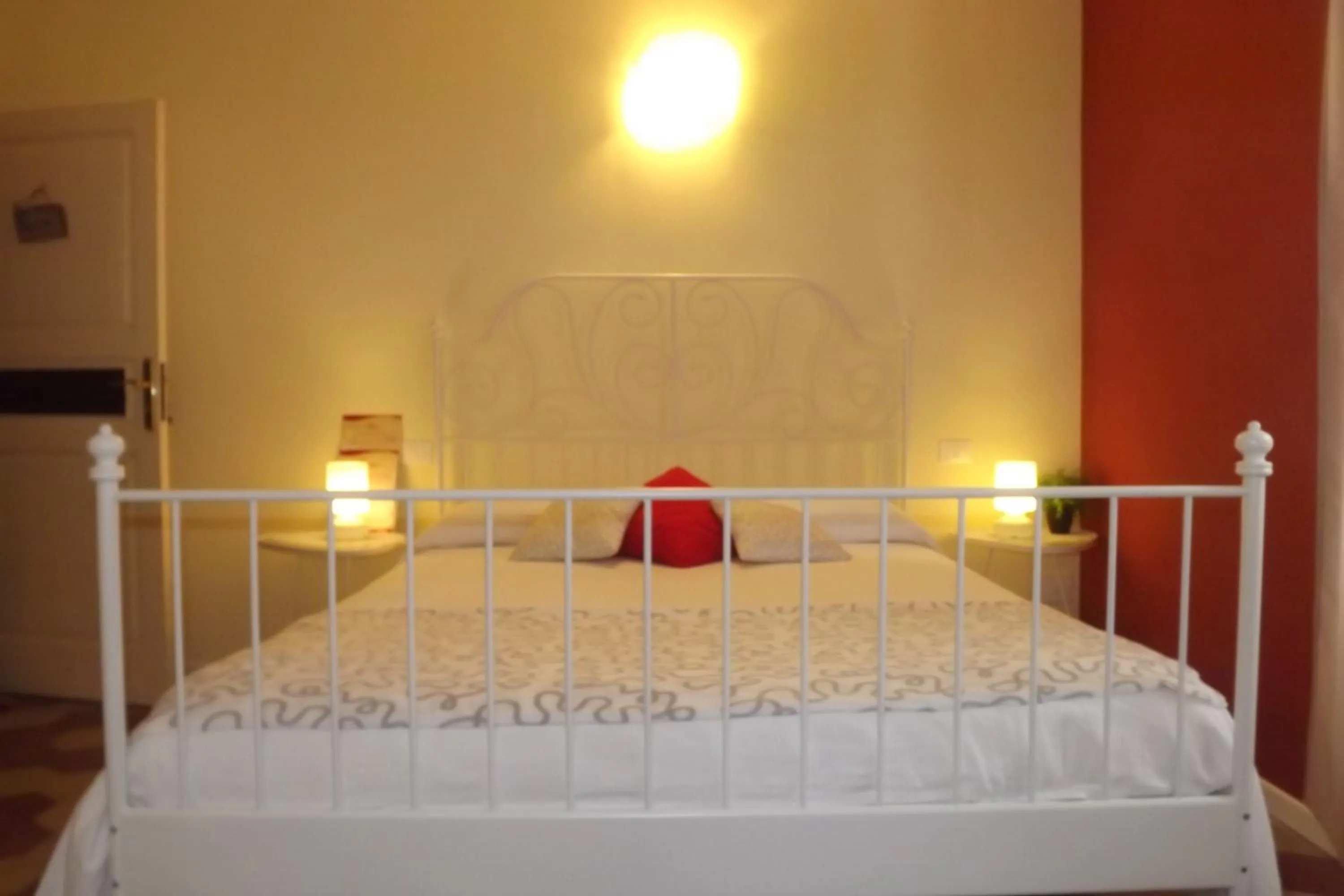 Bed in B&B Il Tempo Del Vento in front of the Castle