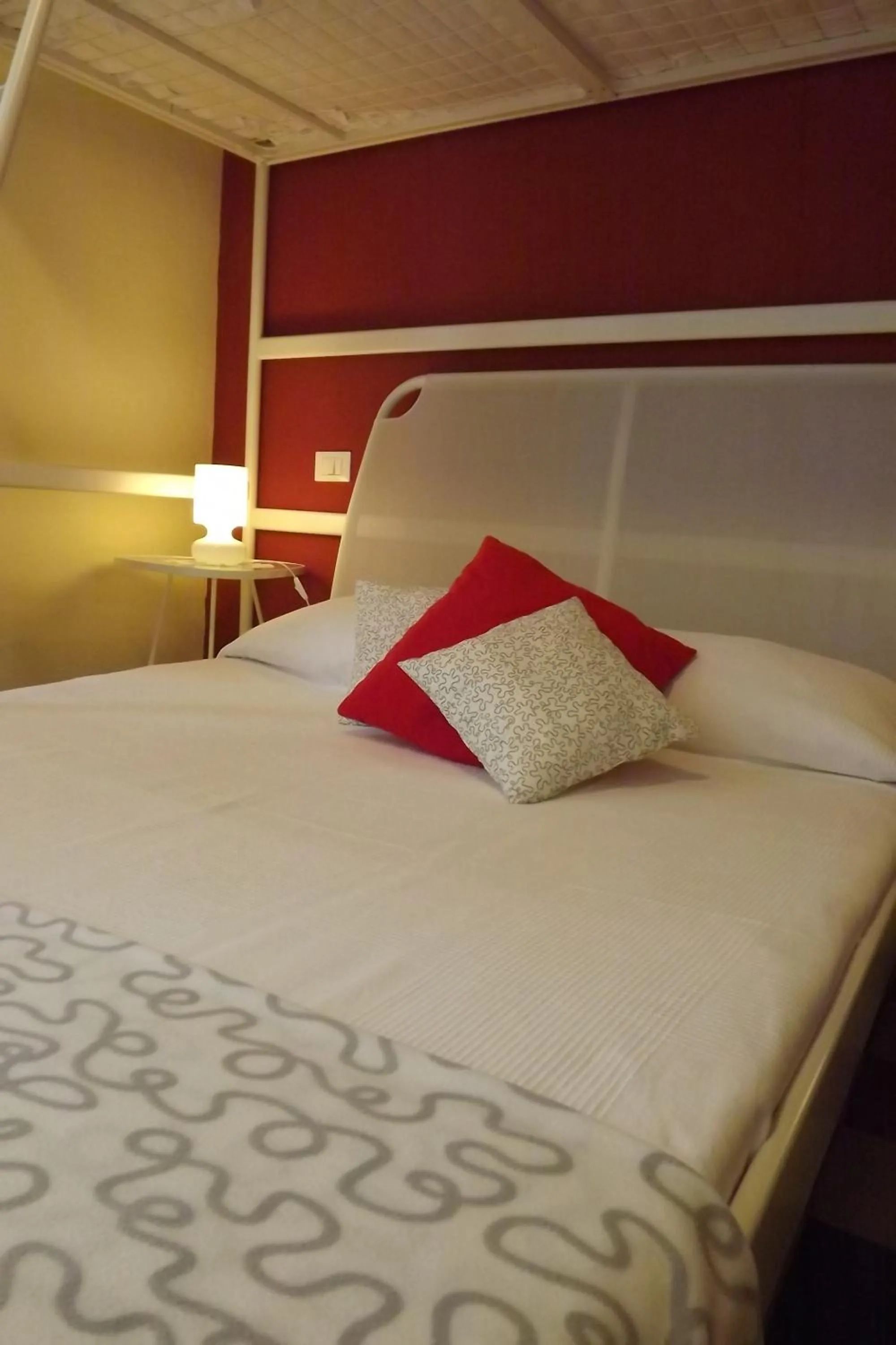 Bed in B&B Il Tempo Del Vento in front of the Castle